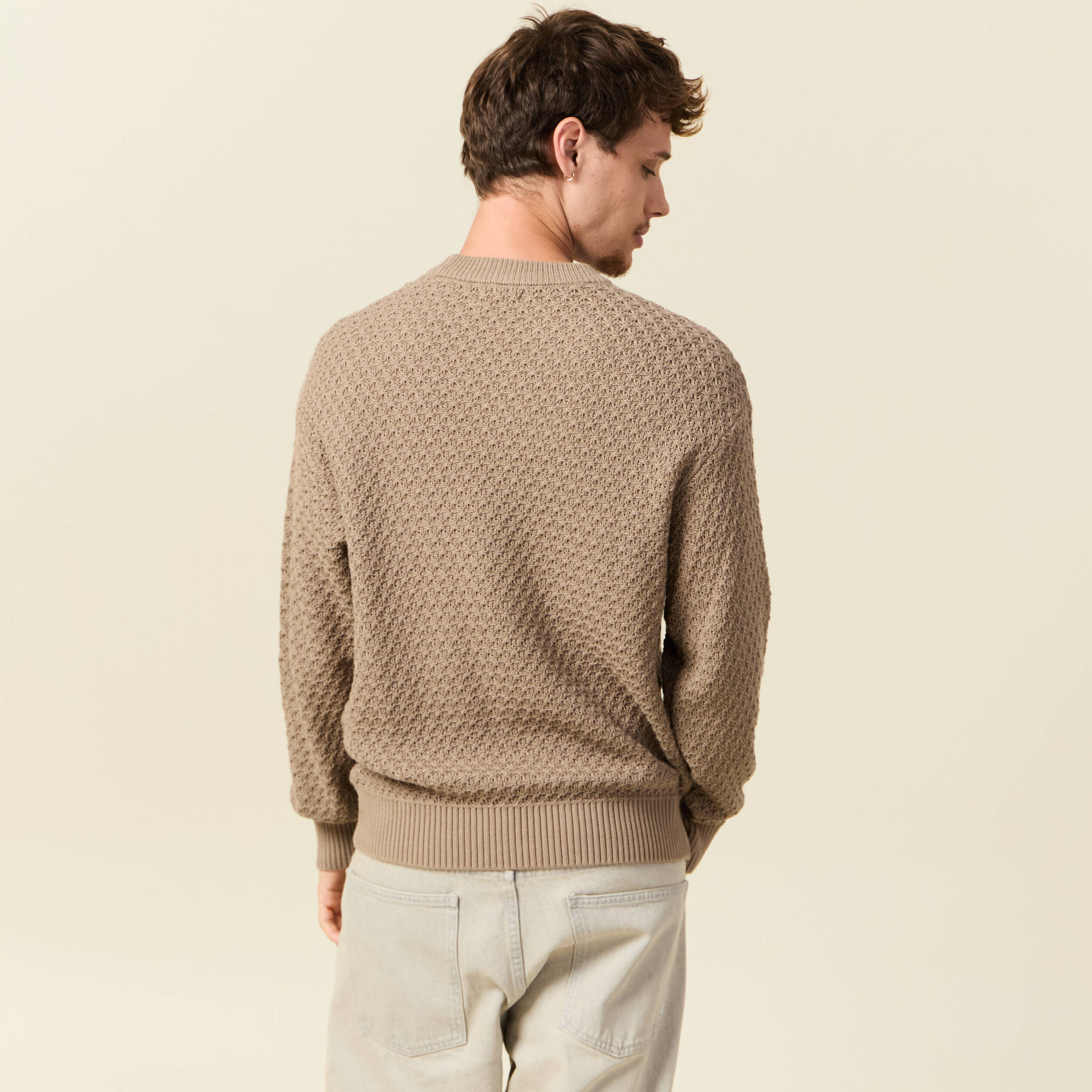 Pull col rond en coton taupe homme