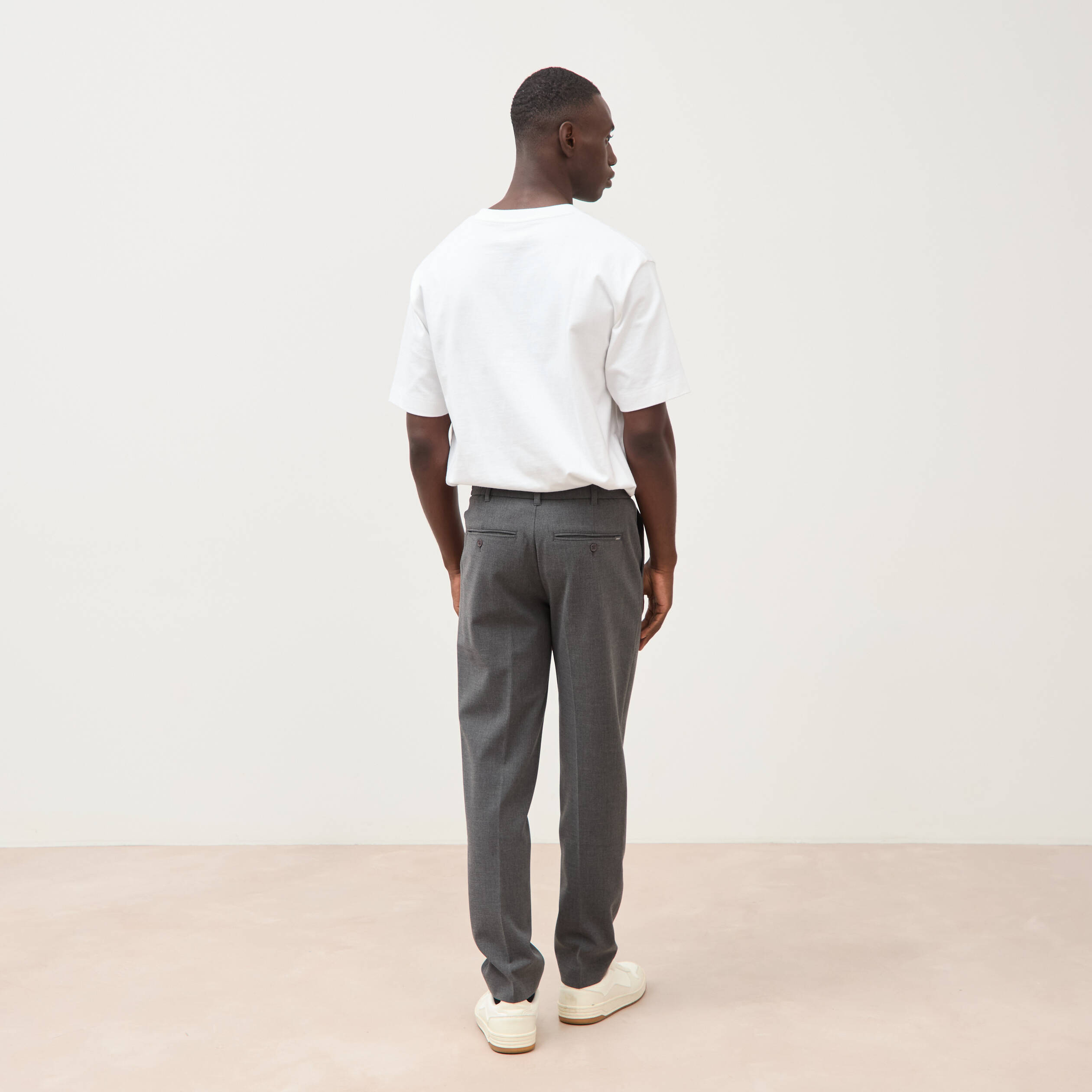 Pantalon droit longueur 32 gris fonc&eacute; homme