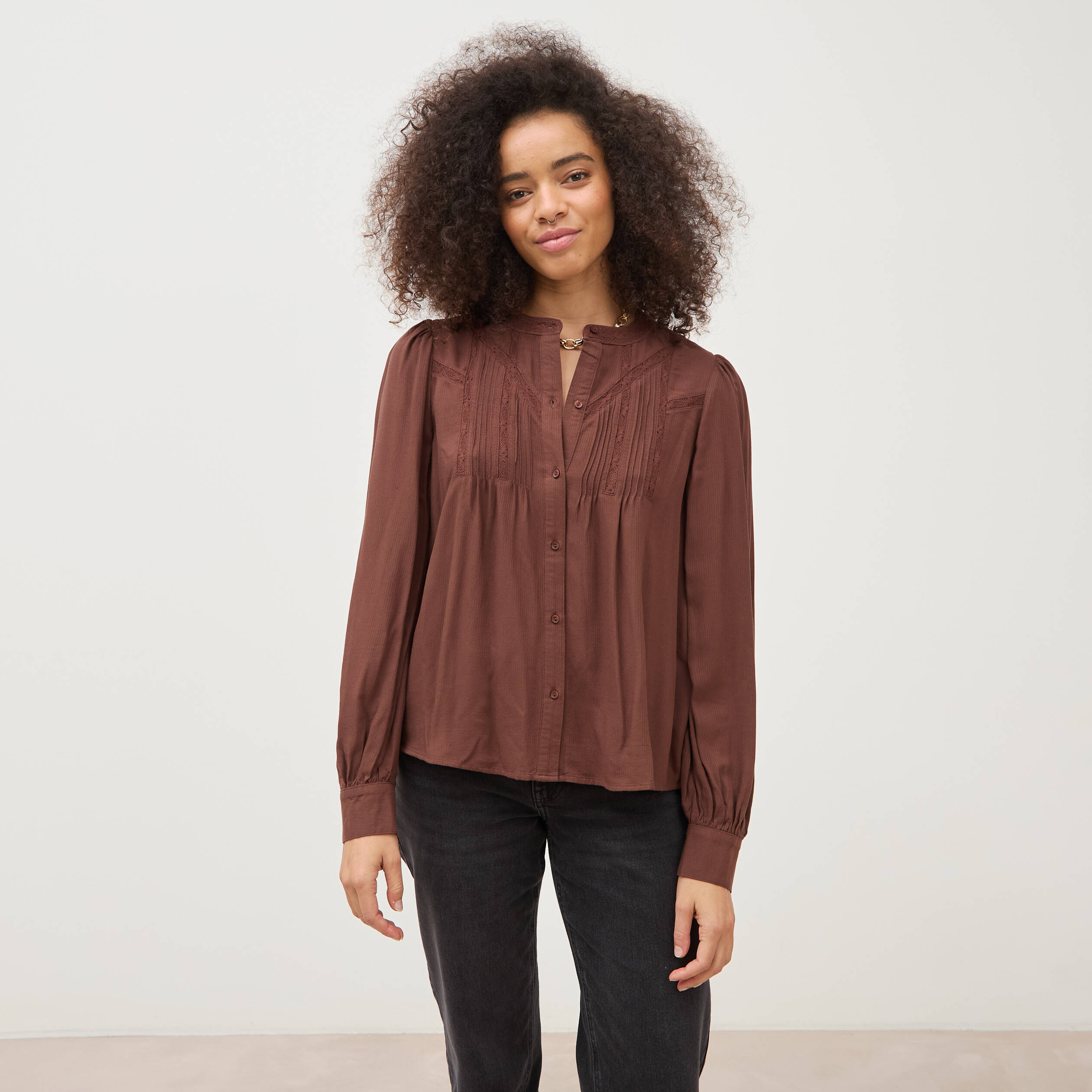 Blouse ajour&eacute;e col rond manches longues marron fonc&eacute; femme