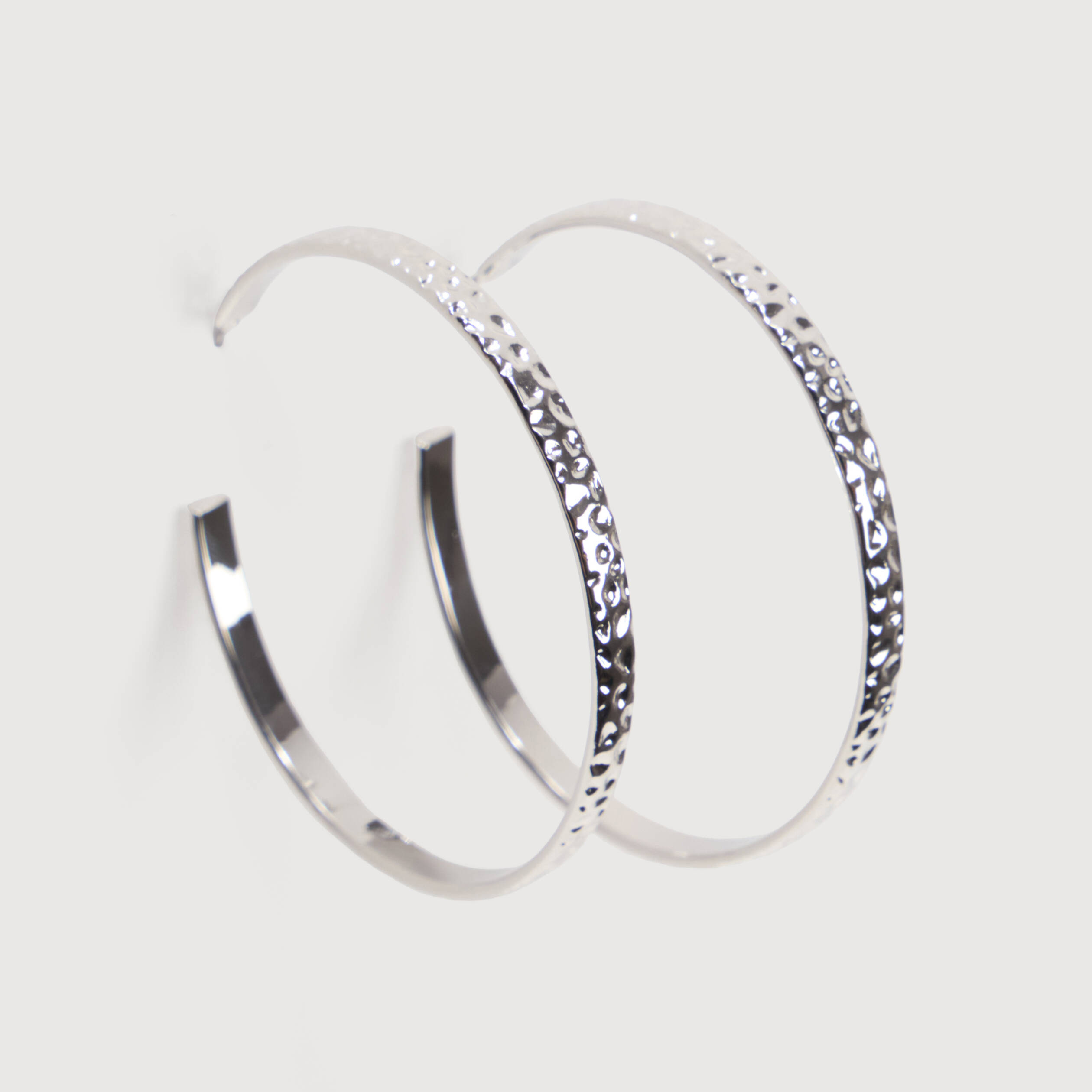 Cr&eacute;oles couleur argent femme