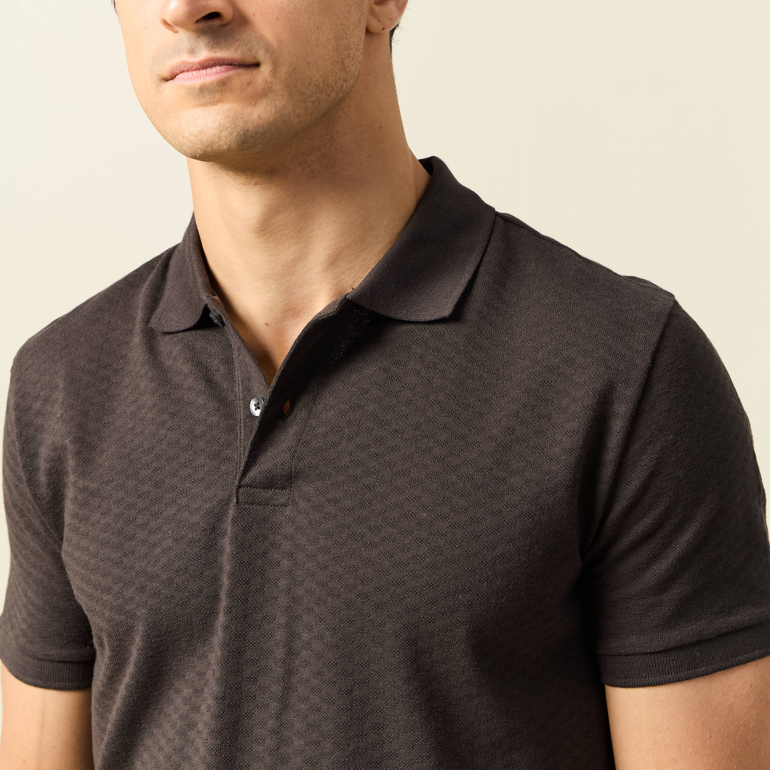 Polo cintr&eacute; en coton manches courtes gris fonc&eacute; homme
