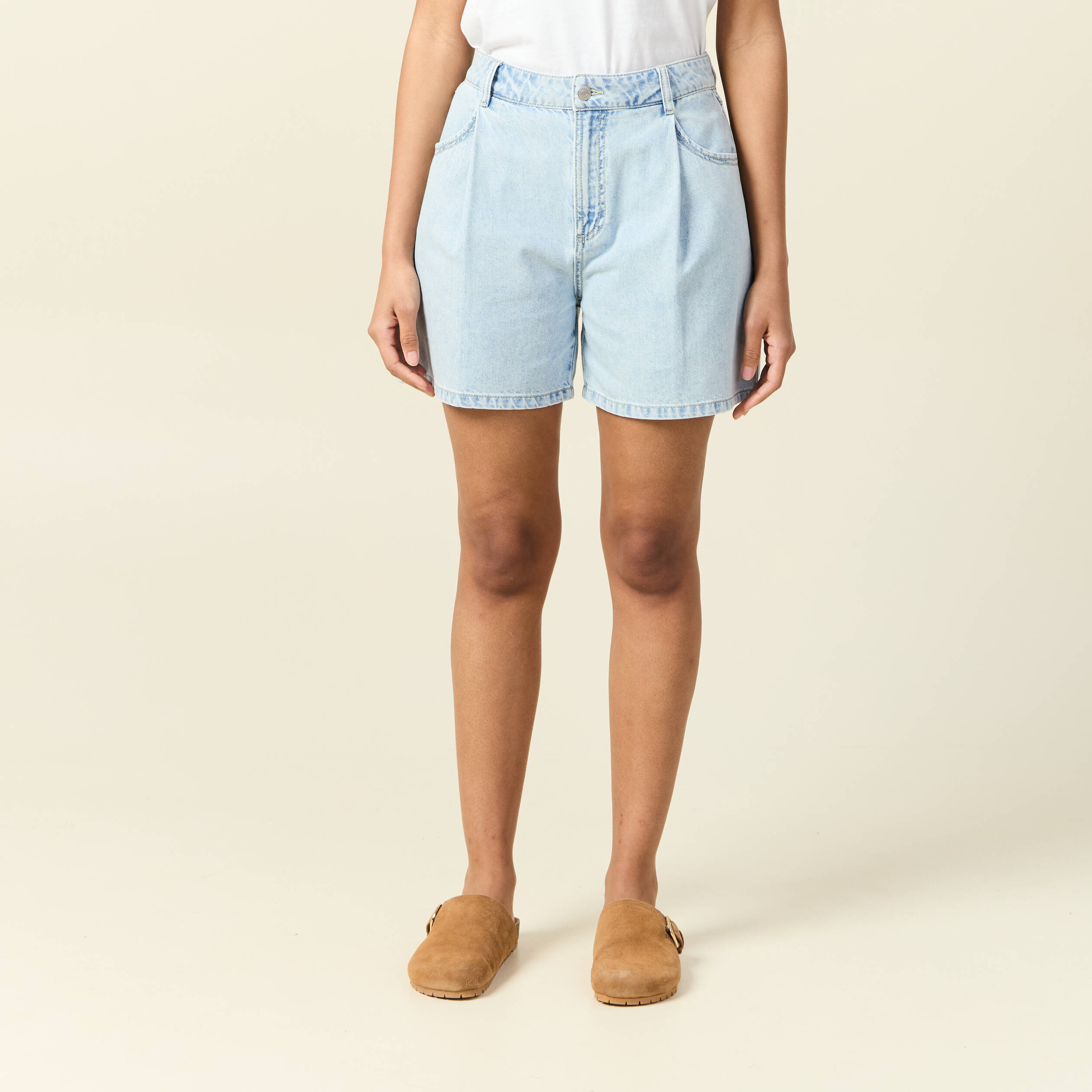 Short droit en jean &agrave; pinces denim bleach femme