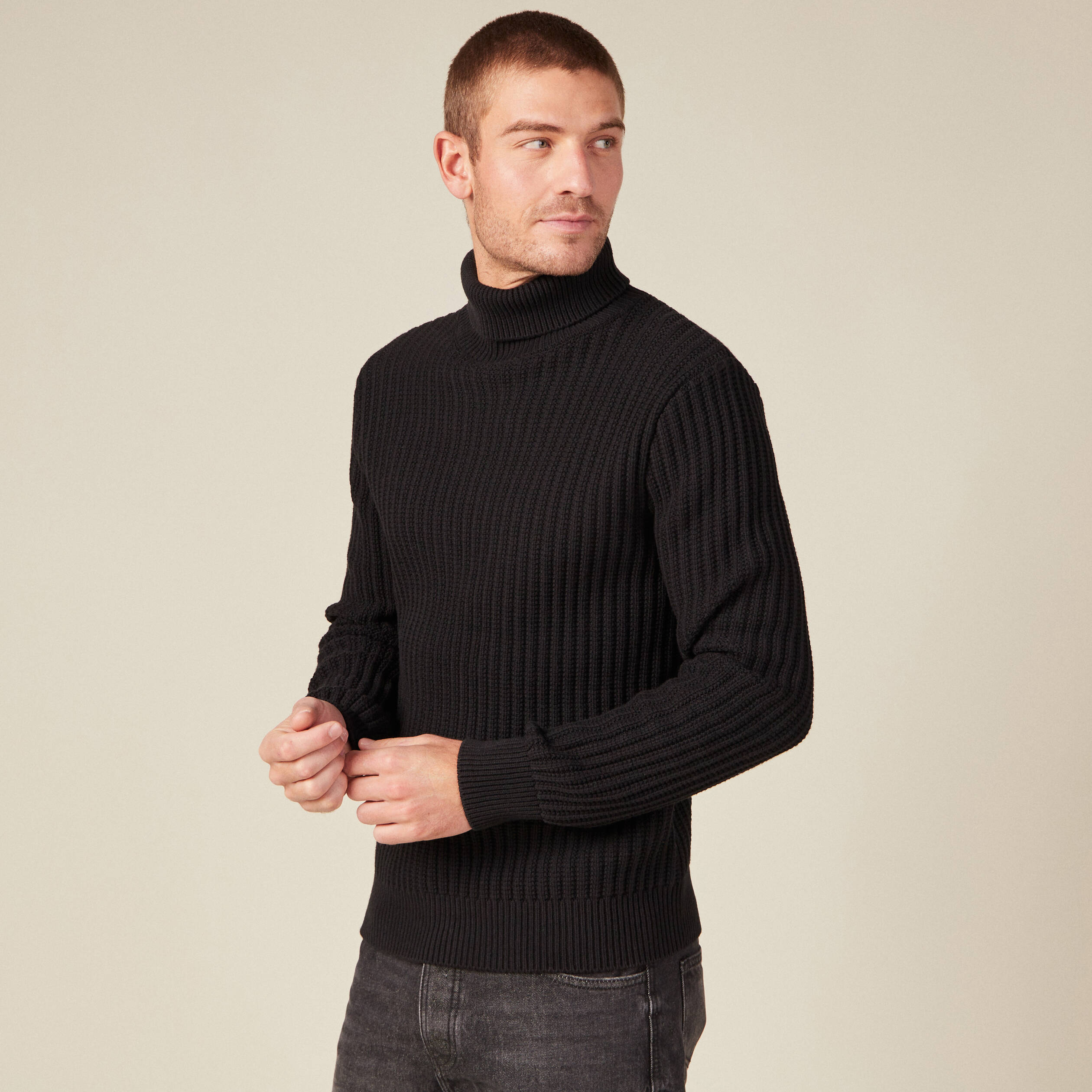Pull manches longues col roulé noir homme
