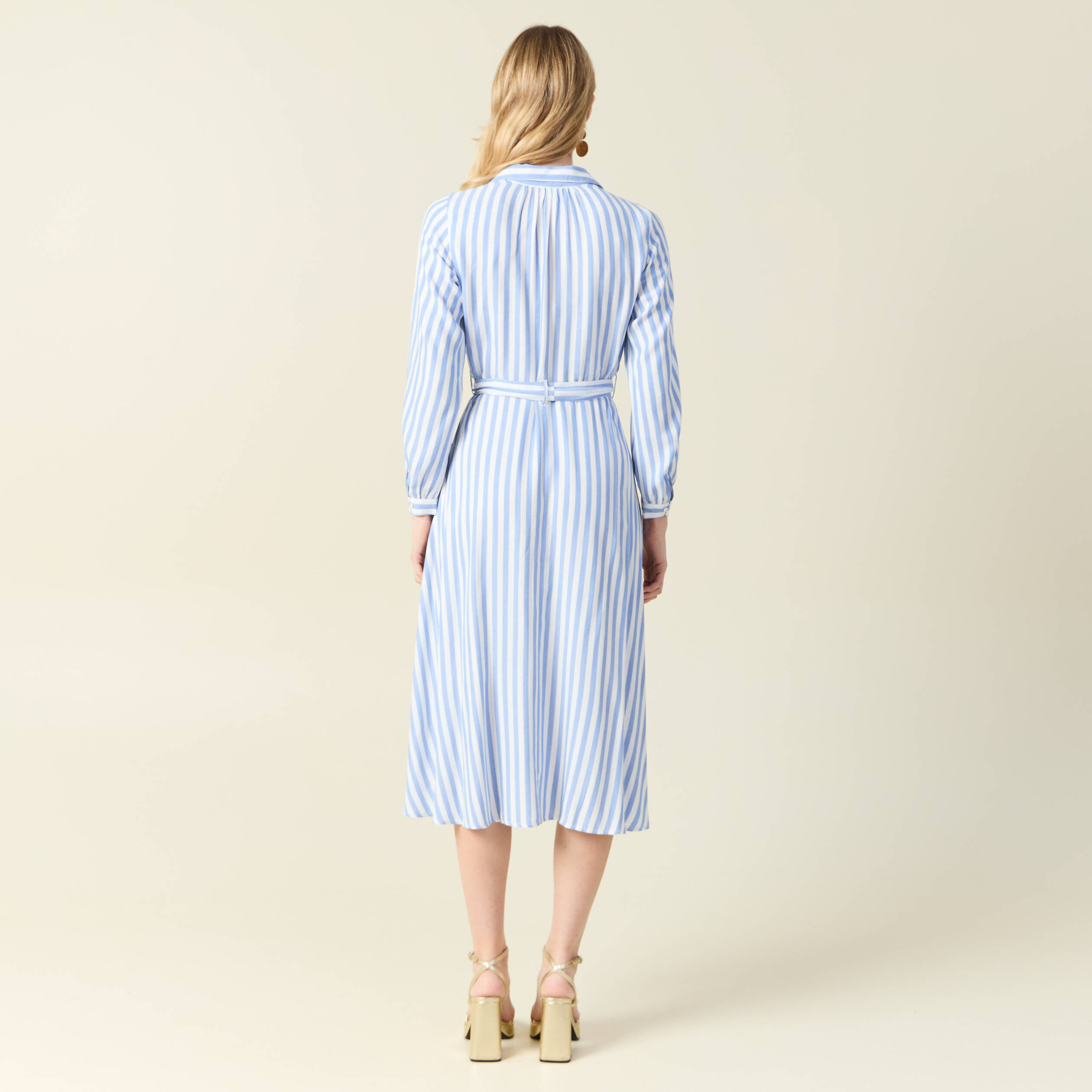 Robe longue &eacute;vas&eacute;e ceintur&eacute;e bleu ciel femme