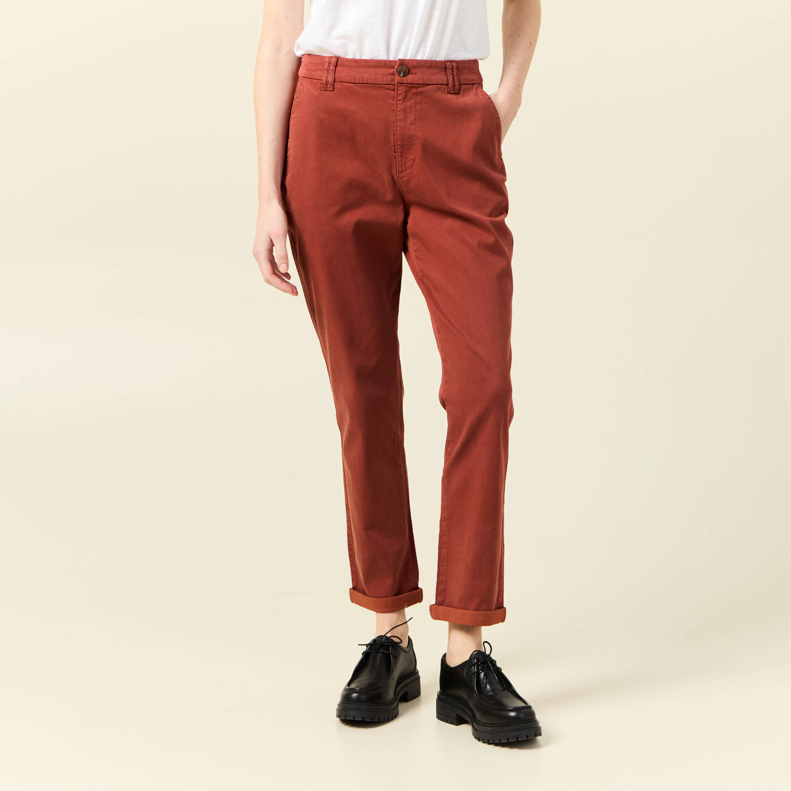 Pantalon chino cigarette rouge fonc&eacute; femme