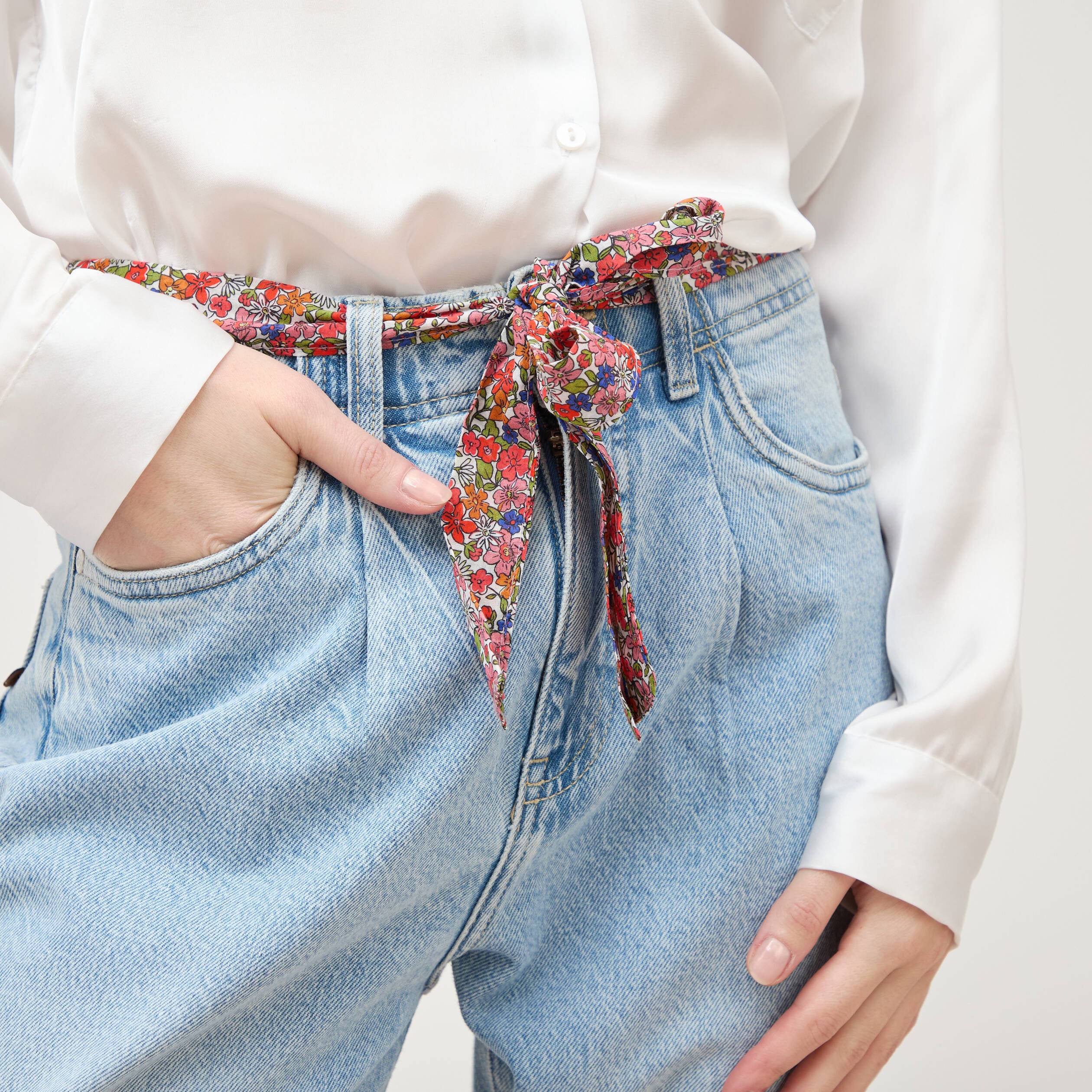 Jeans mom ceinture foulard denim bleach femme