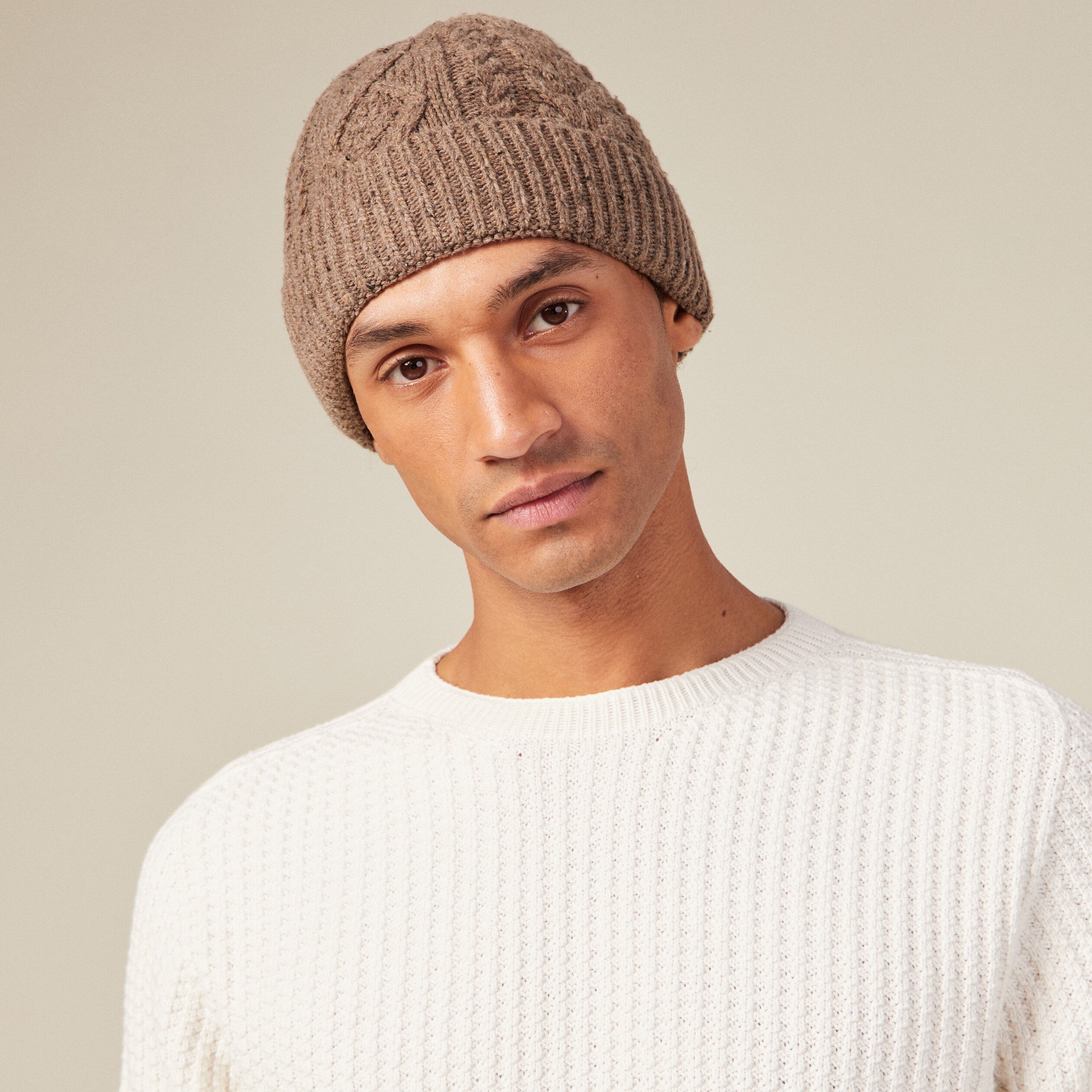bonnet tricote a torsades marron fonce homme Bonnet tricoté à torsades marron foncé homme