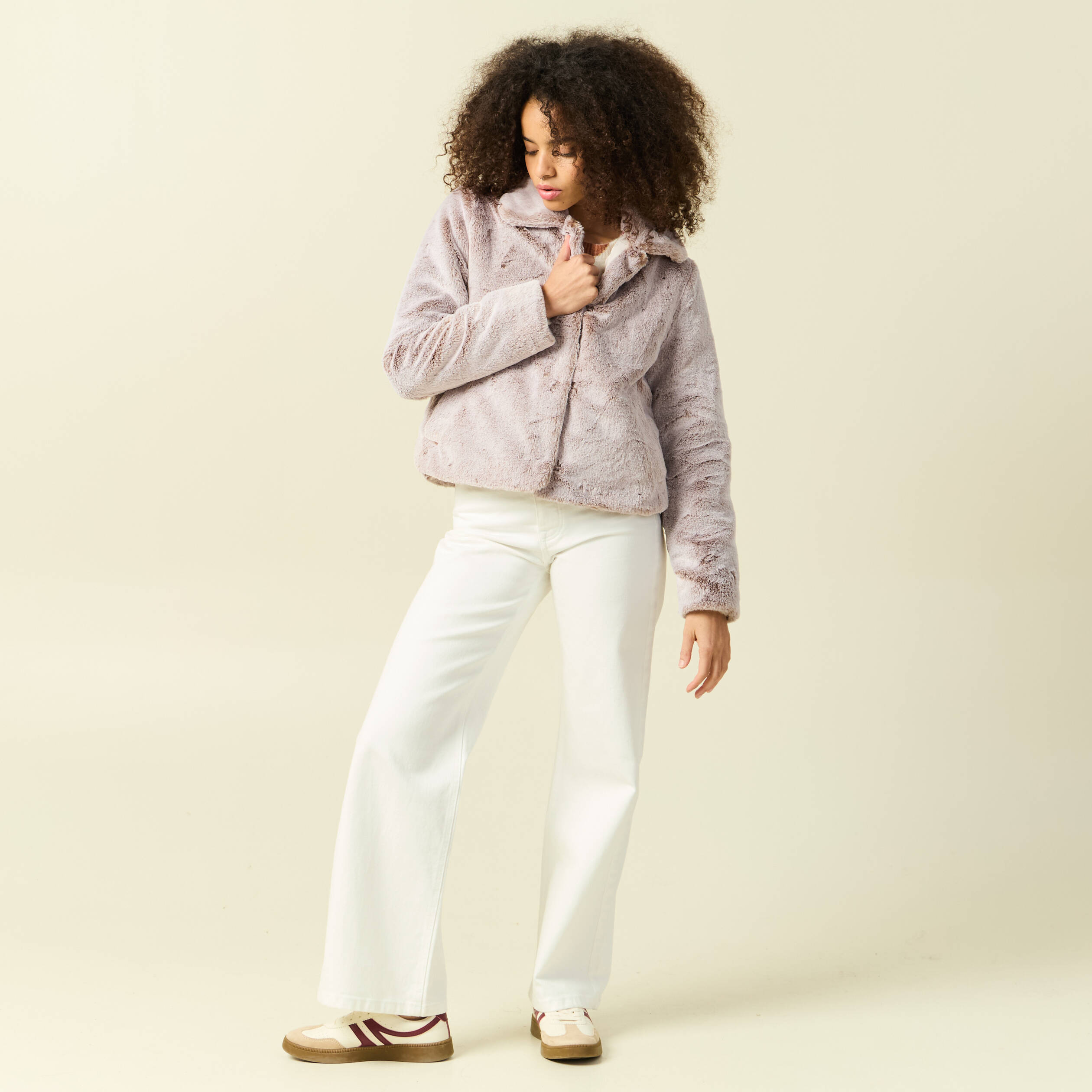 Manteau droit court col classique beige femme