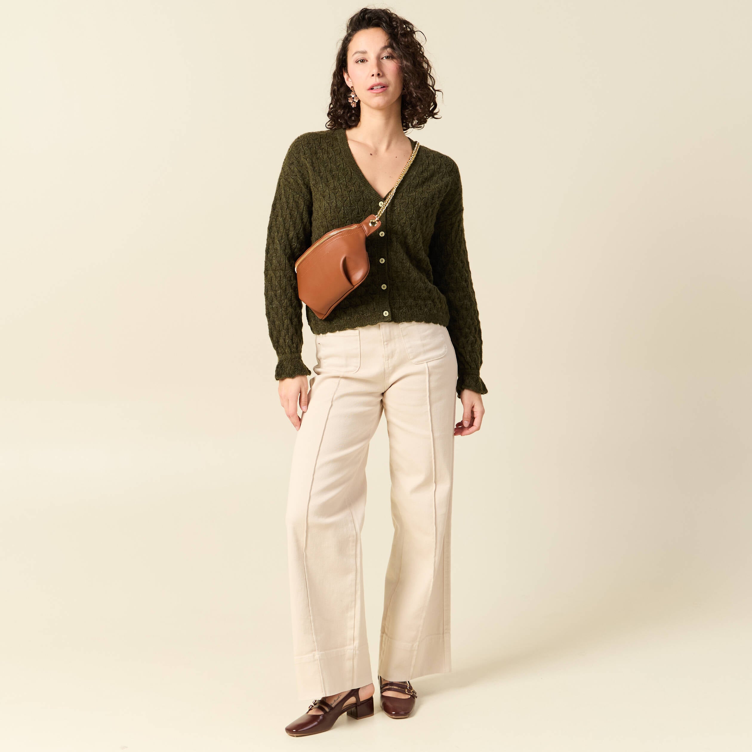 Gilet ajour&eacute; droit court col v vert kaki femme