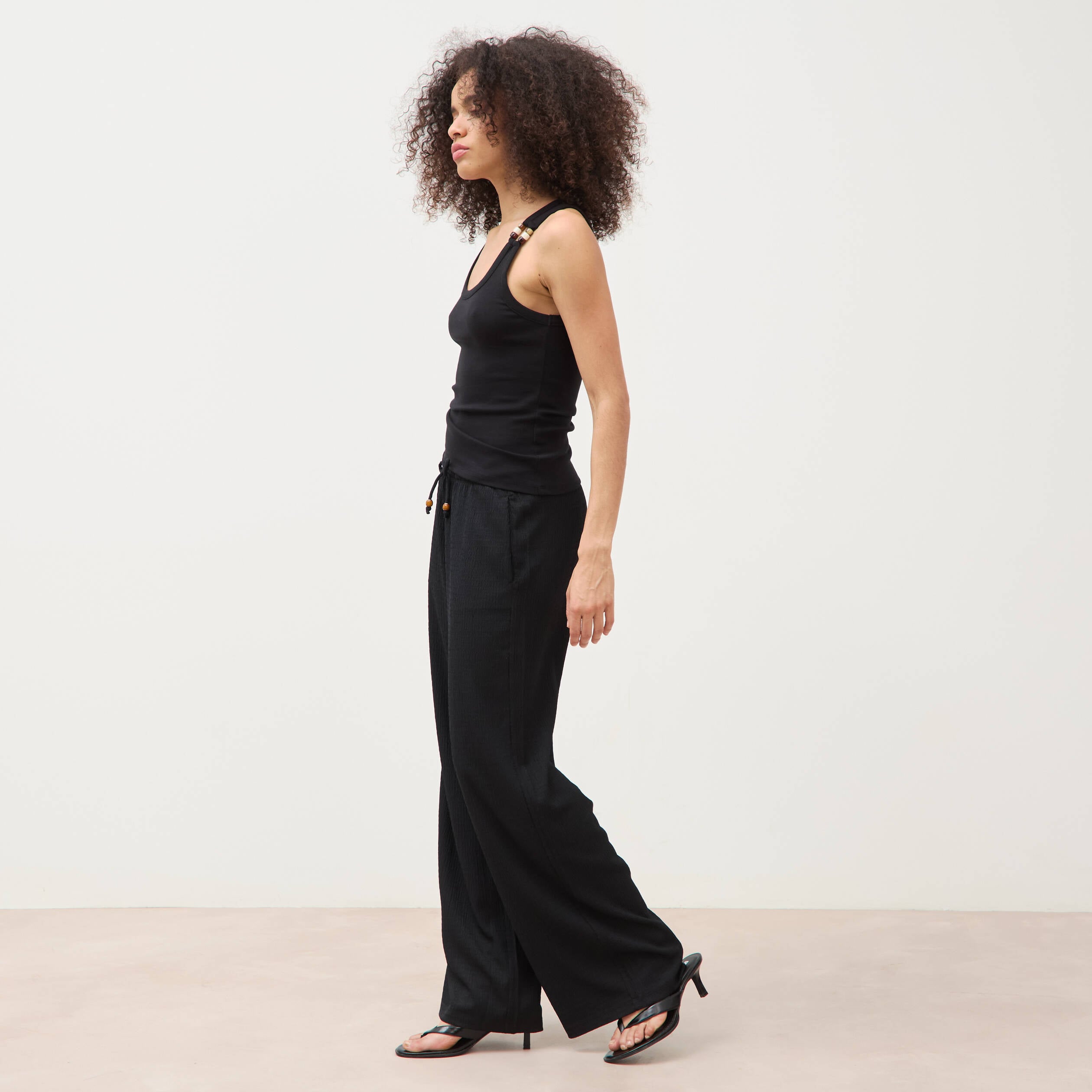 D&eacute;bardeur sans manches noir femme