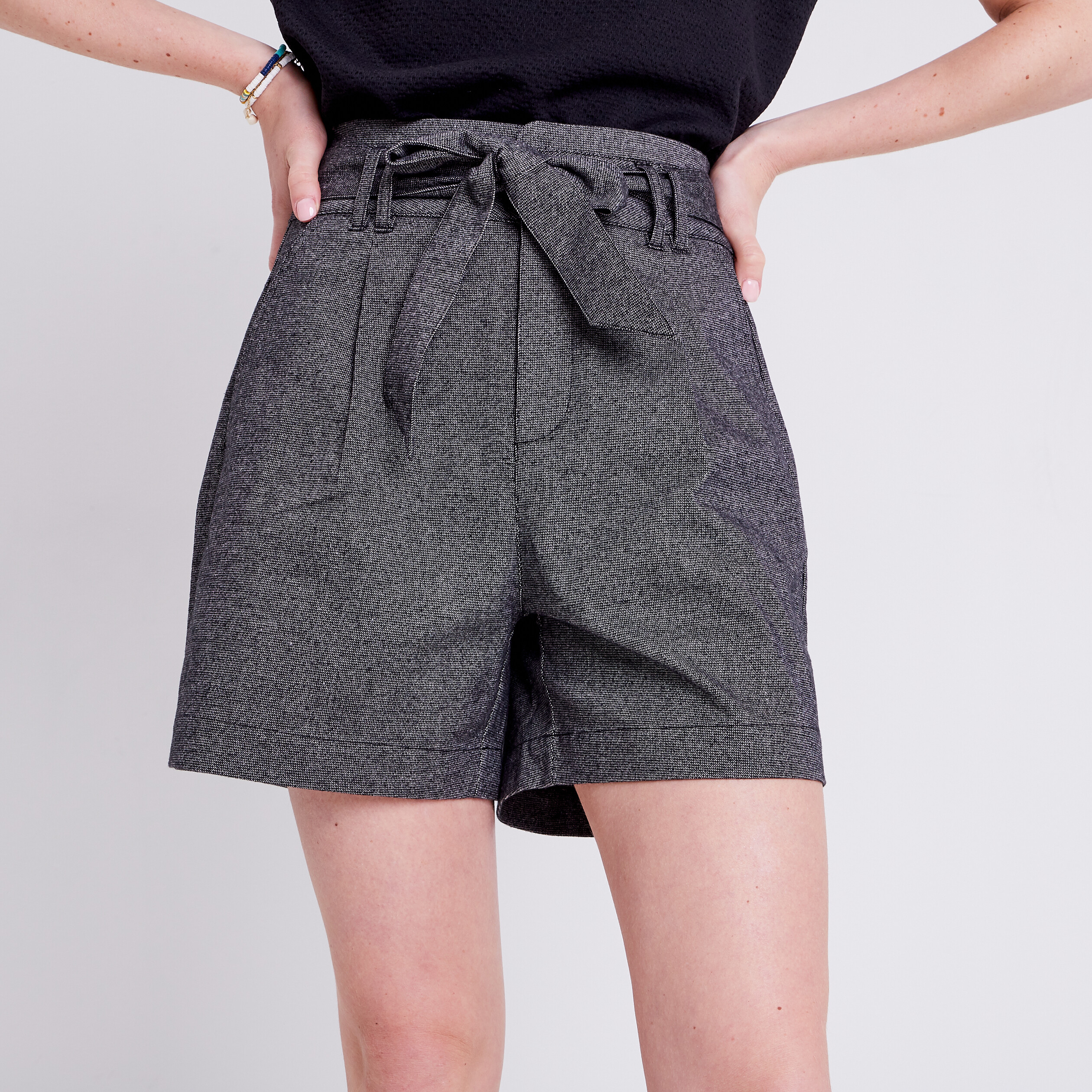 Short droit ceinturé noir femme