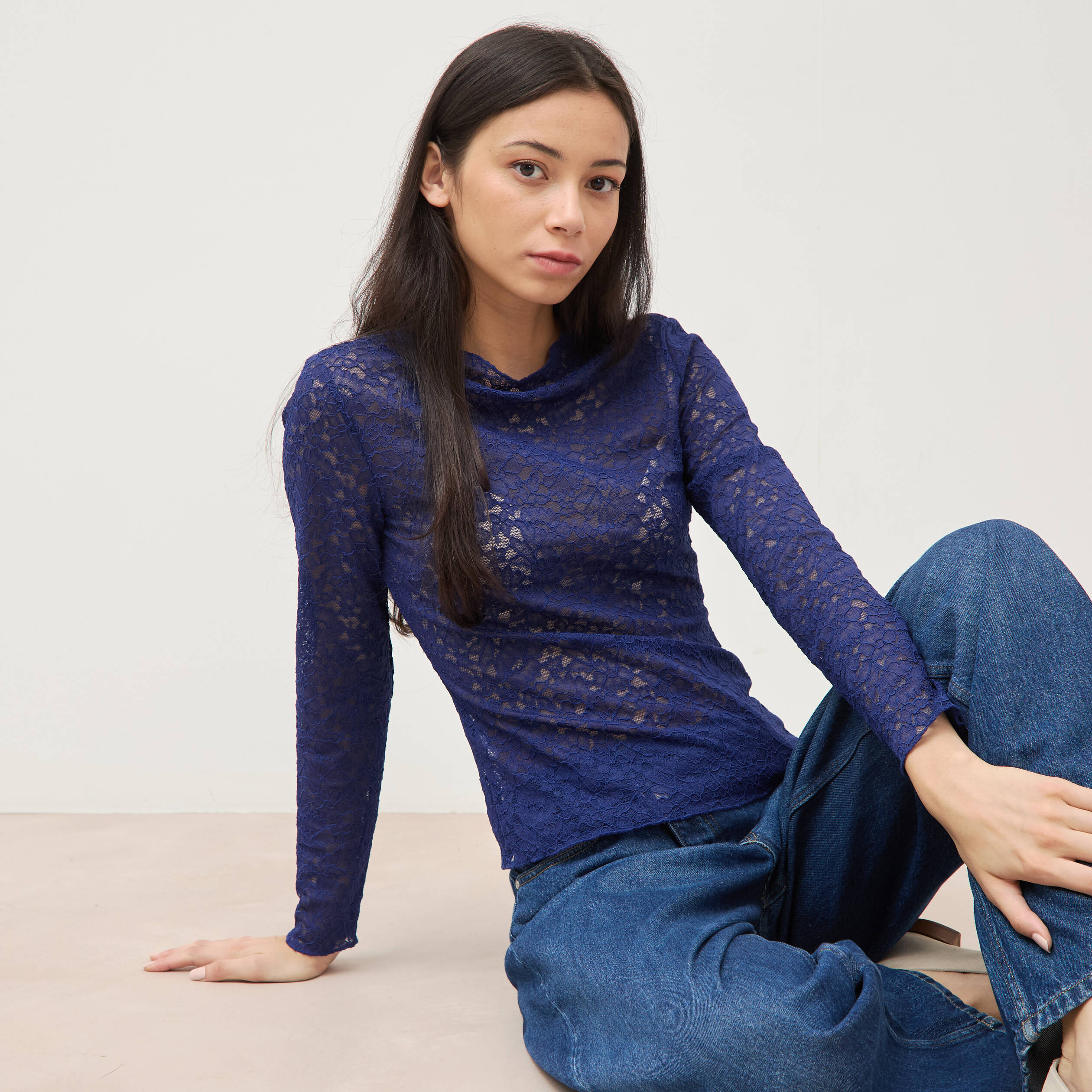 T-shirt ajust&eacute; dentelle manches longues bleu fonc&eacute; femme
