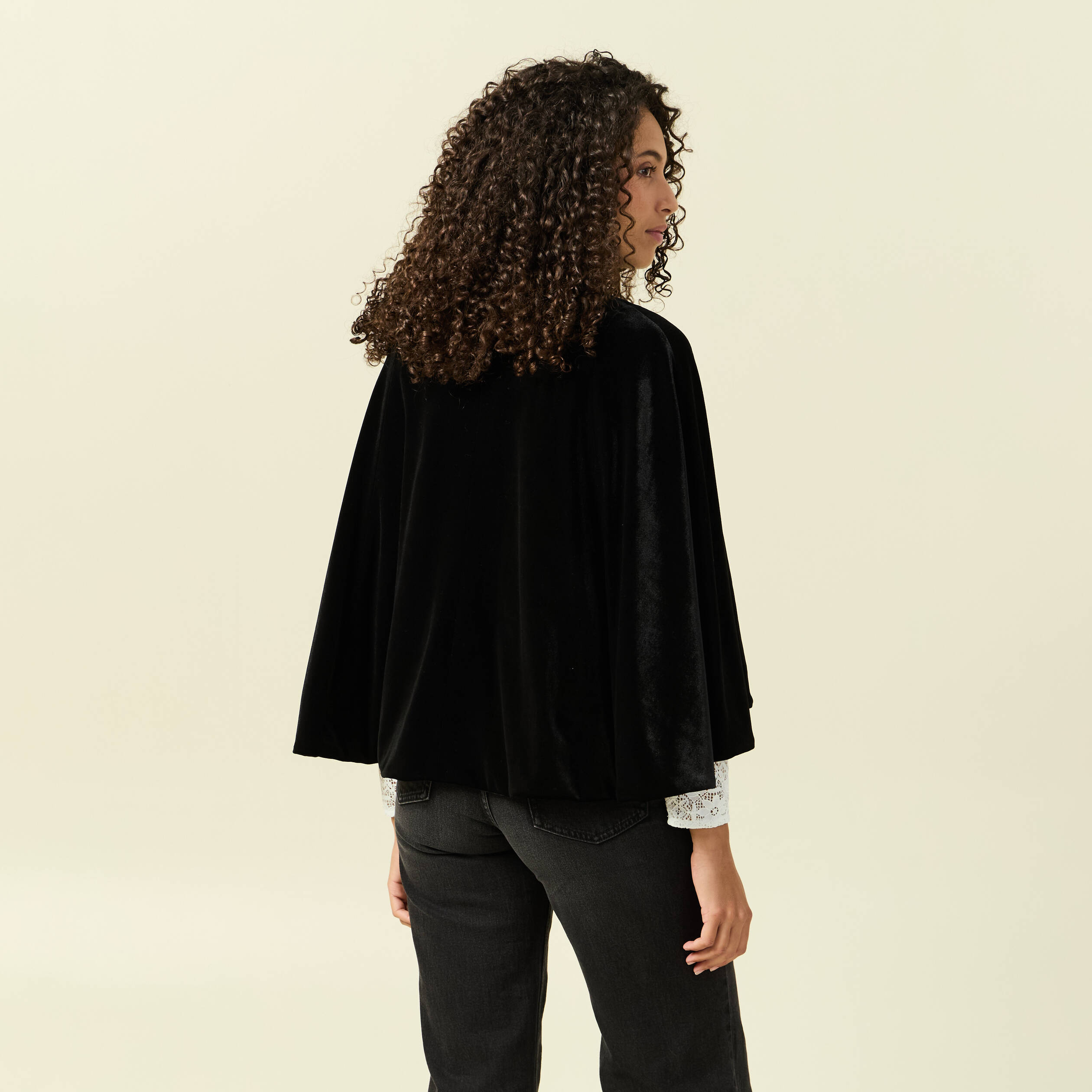 Cape ajust&eacute;e sans manches effet velours noir femme