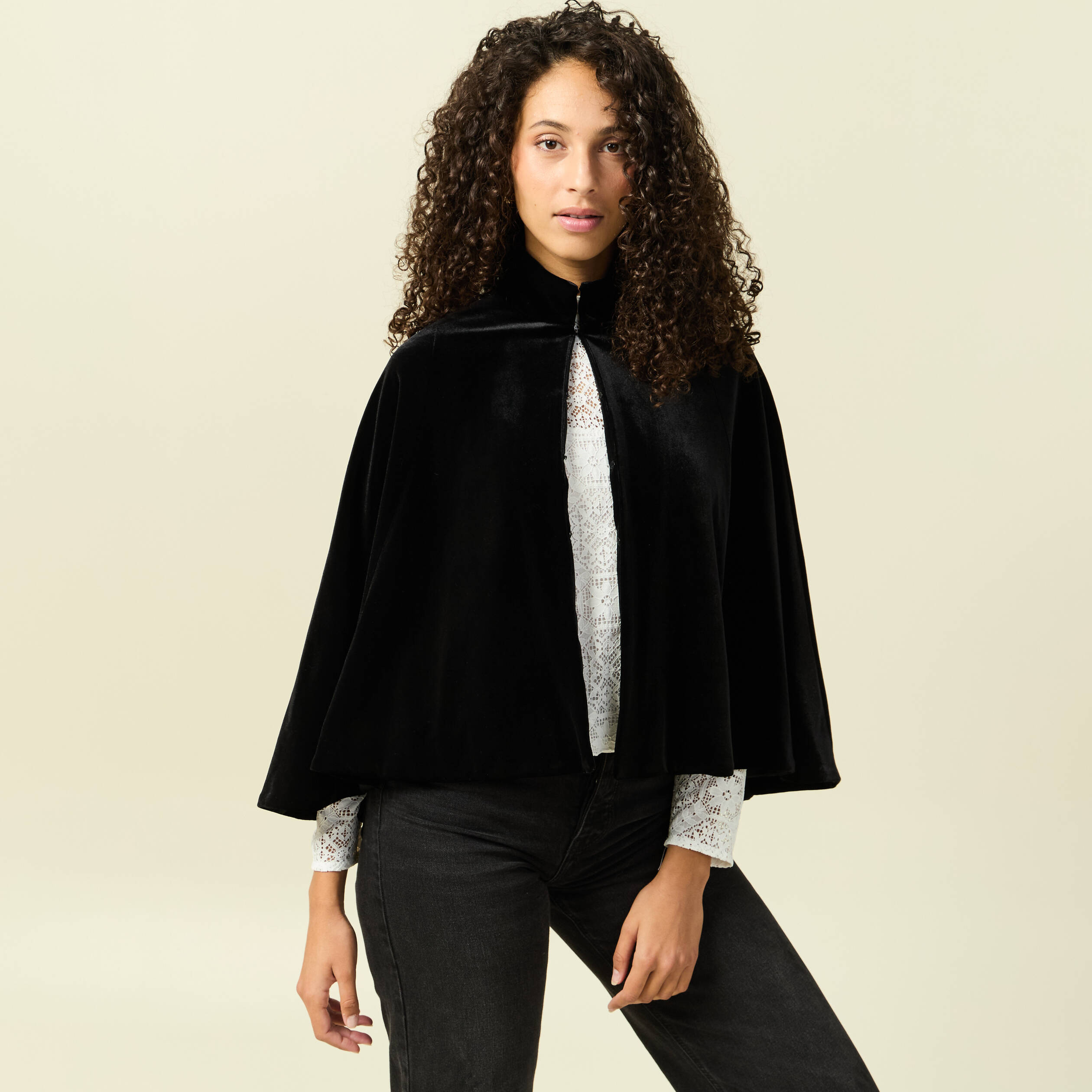 Cape ajust&eacute;e sans manches effet velours noir femme