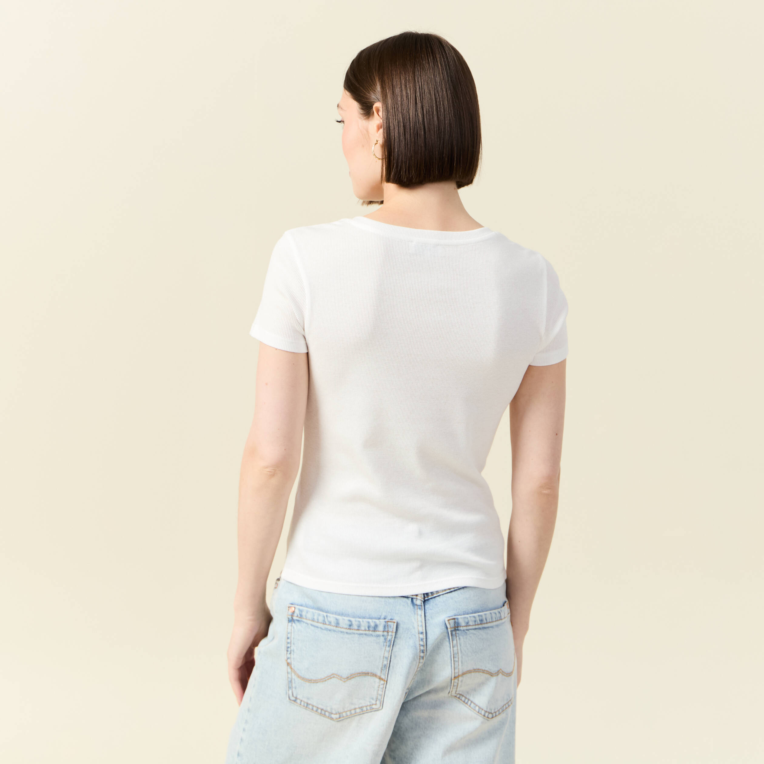 T-shirt ajust&eacute; col V manches courtes ecru femme