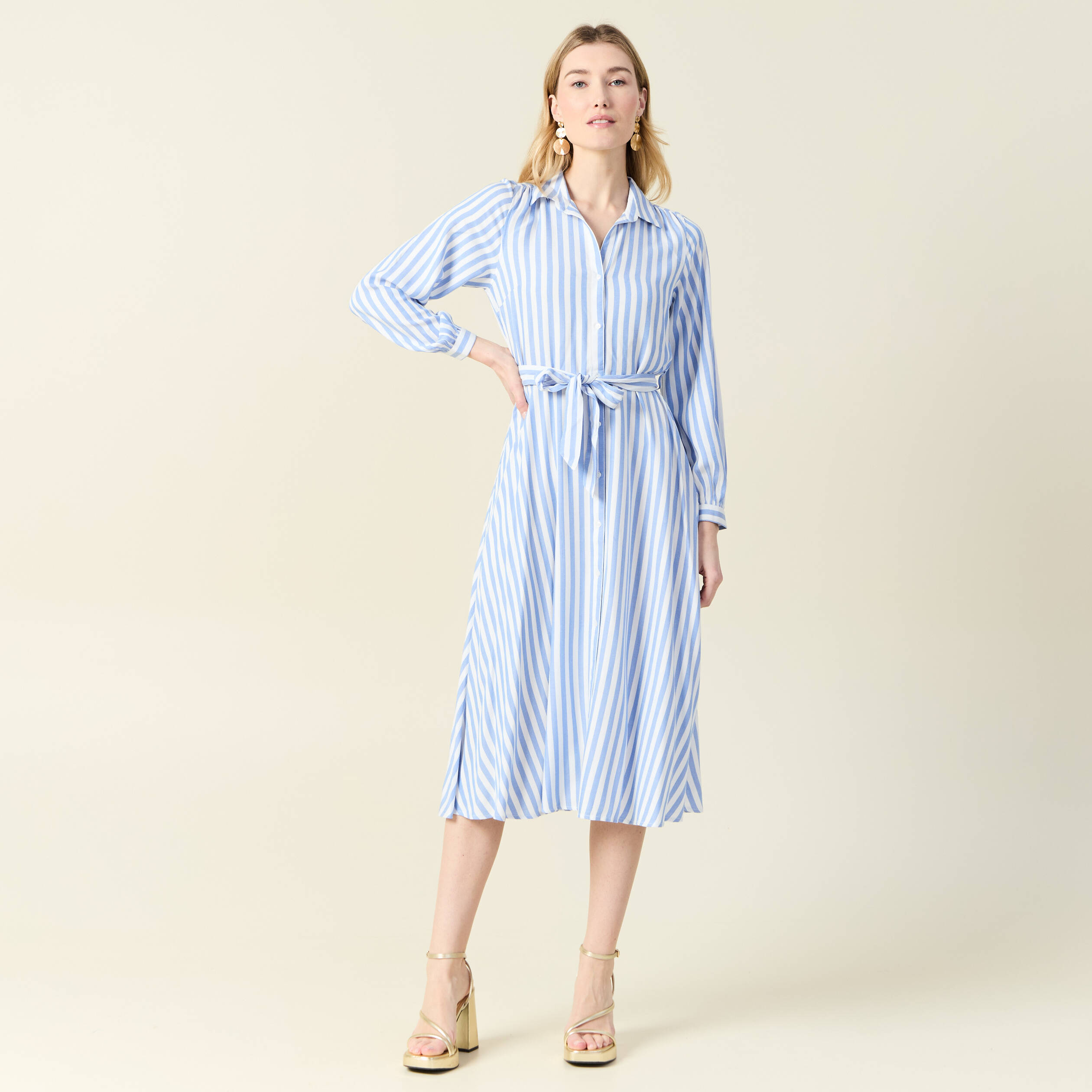 Robe longue &eacute;vas&eacute;e ceintur&eacute;e bleu ciel femme