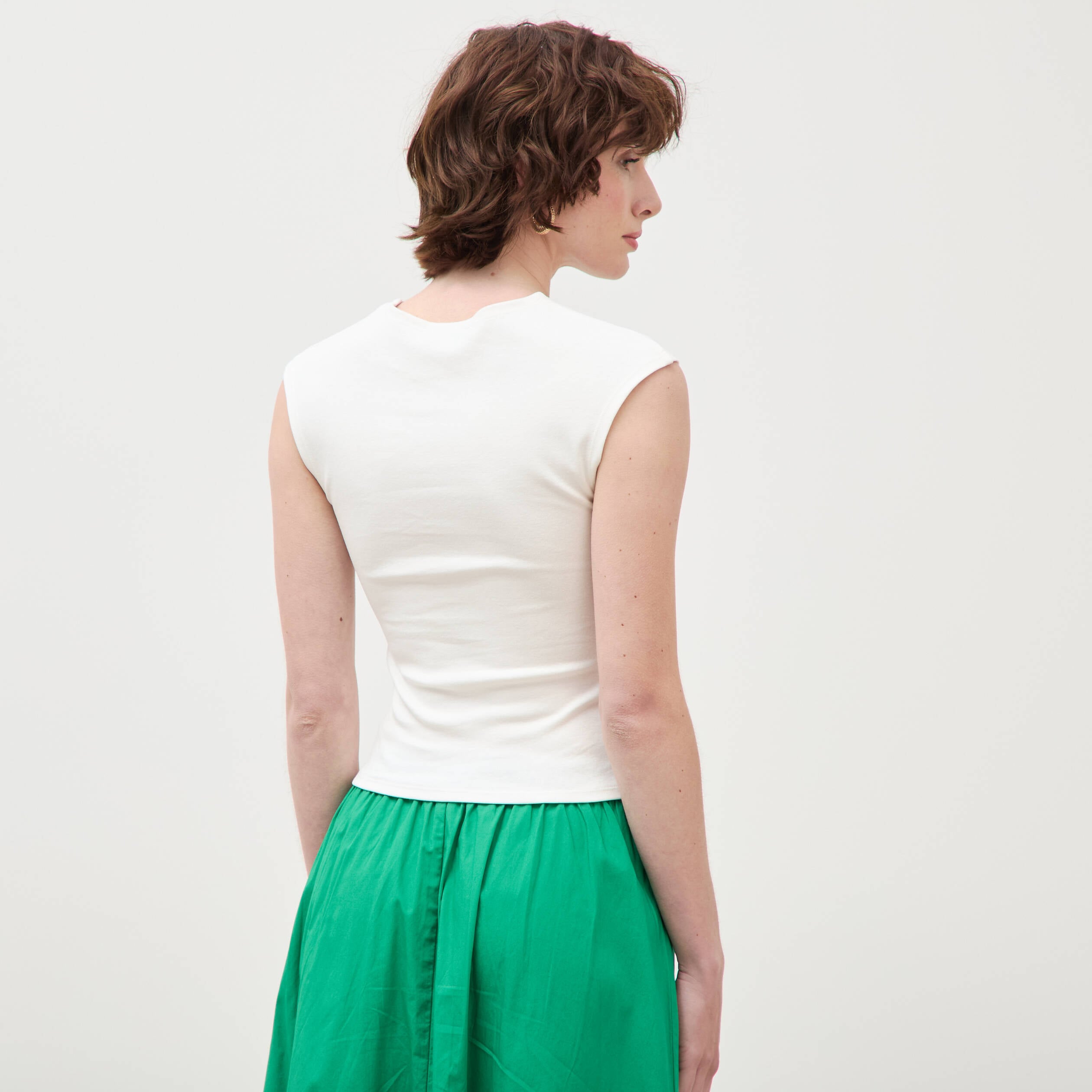 T-shirt ajust&eacute; col rond sans manches blanc femme