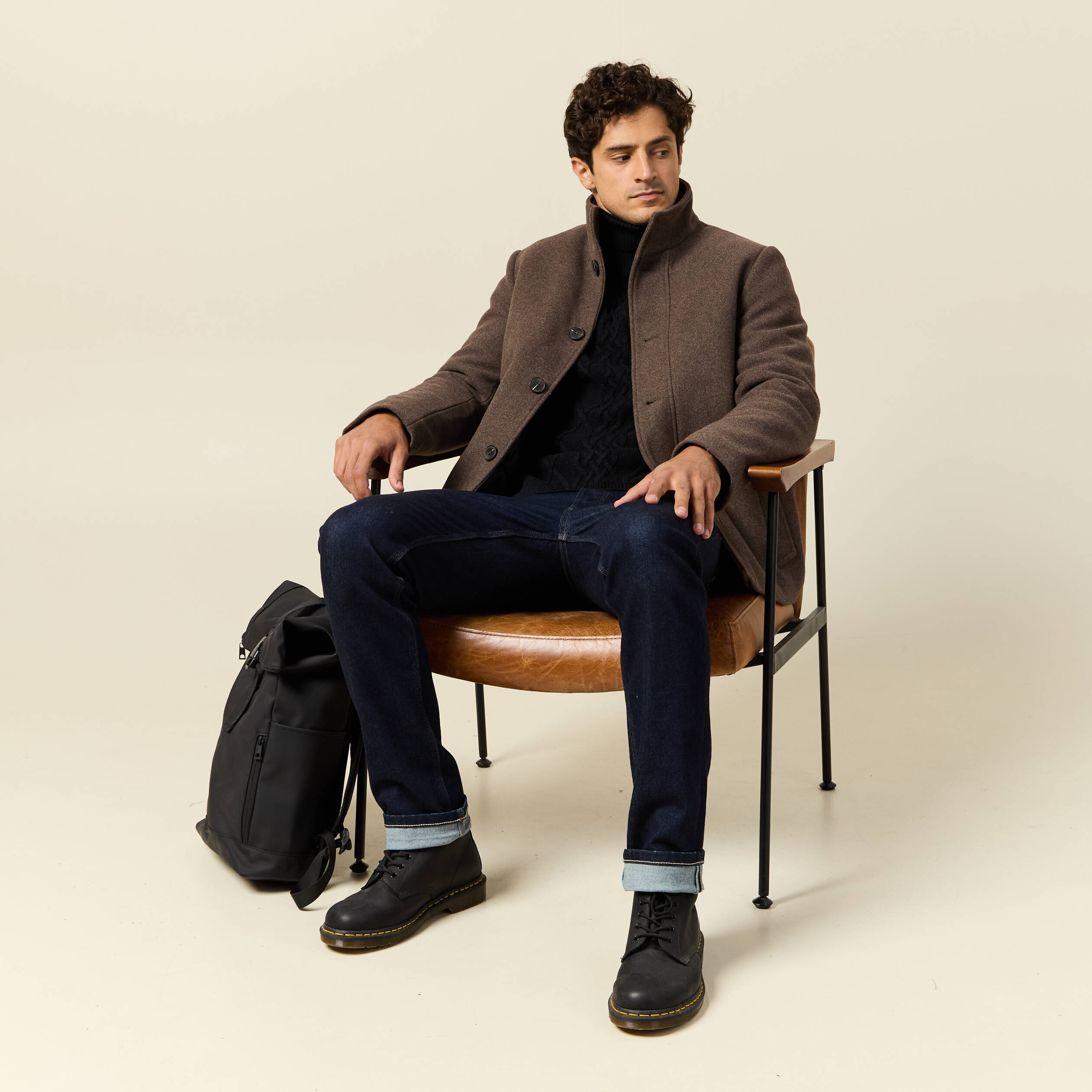 Manteau droit court col montant taupe homme