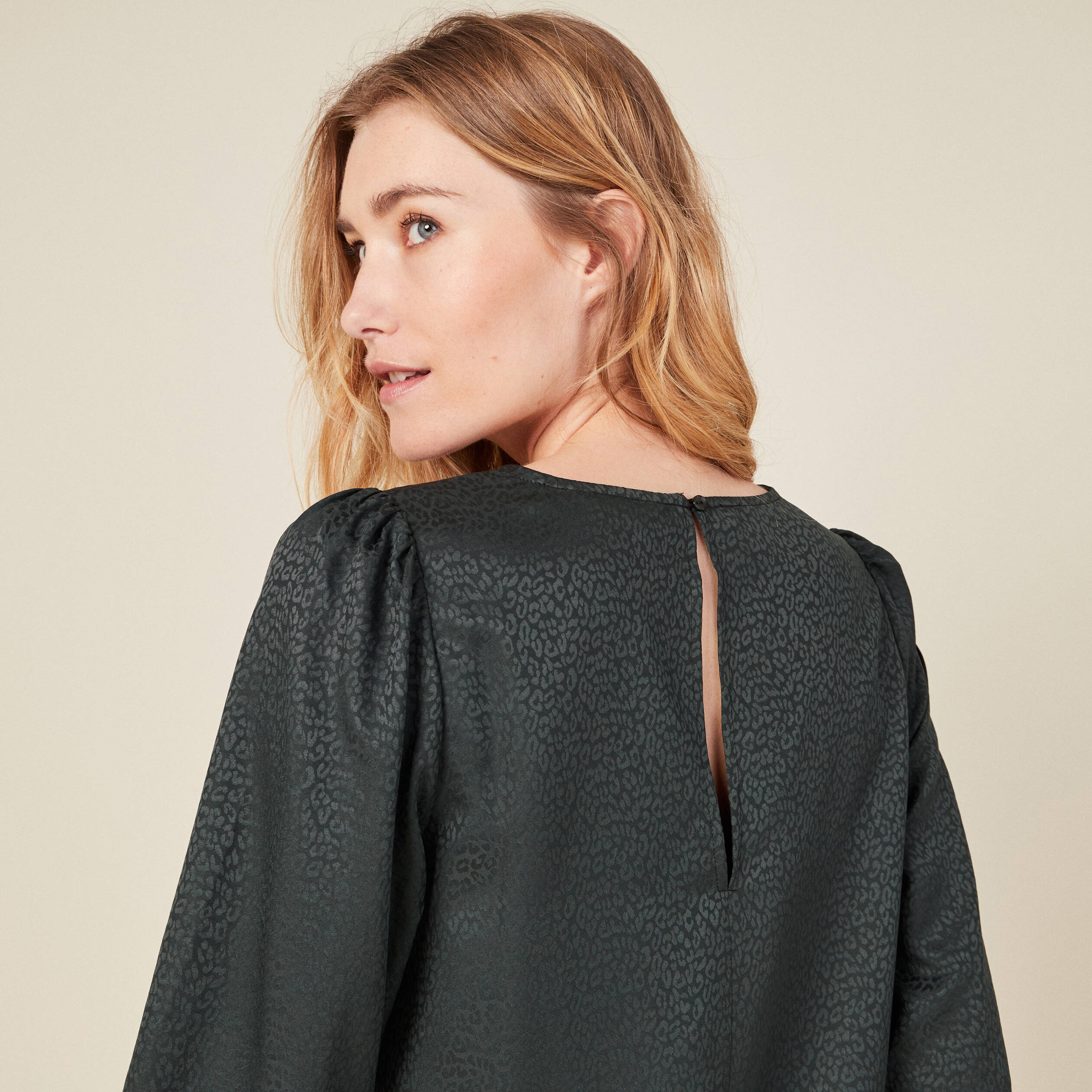 robe droite col en v satin vert fonce femme Robe droite col en V satin vert foncé femme