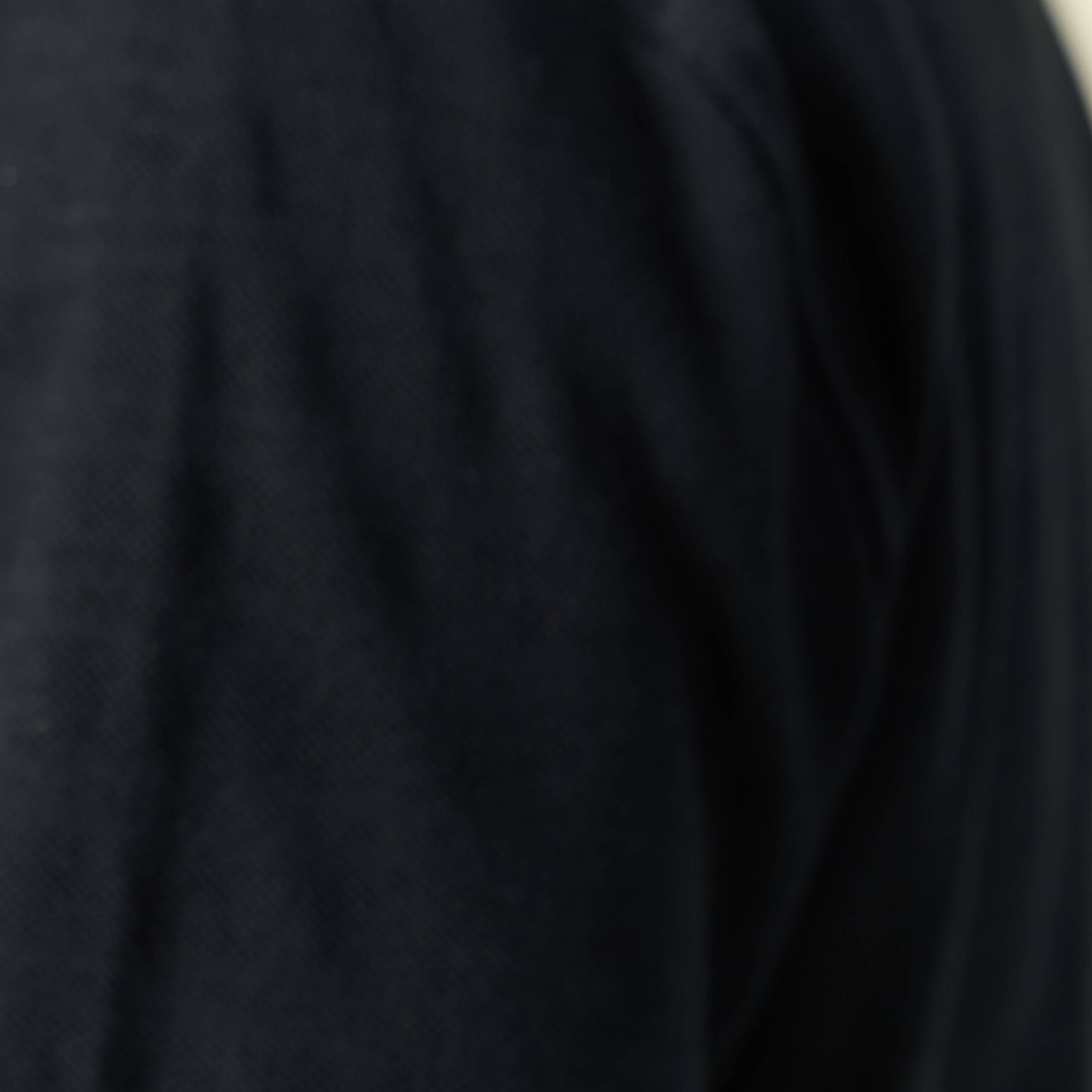 Polo cintr&eacute; manches longues en coton noir homme