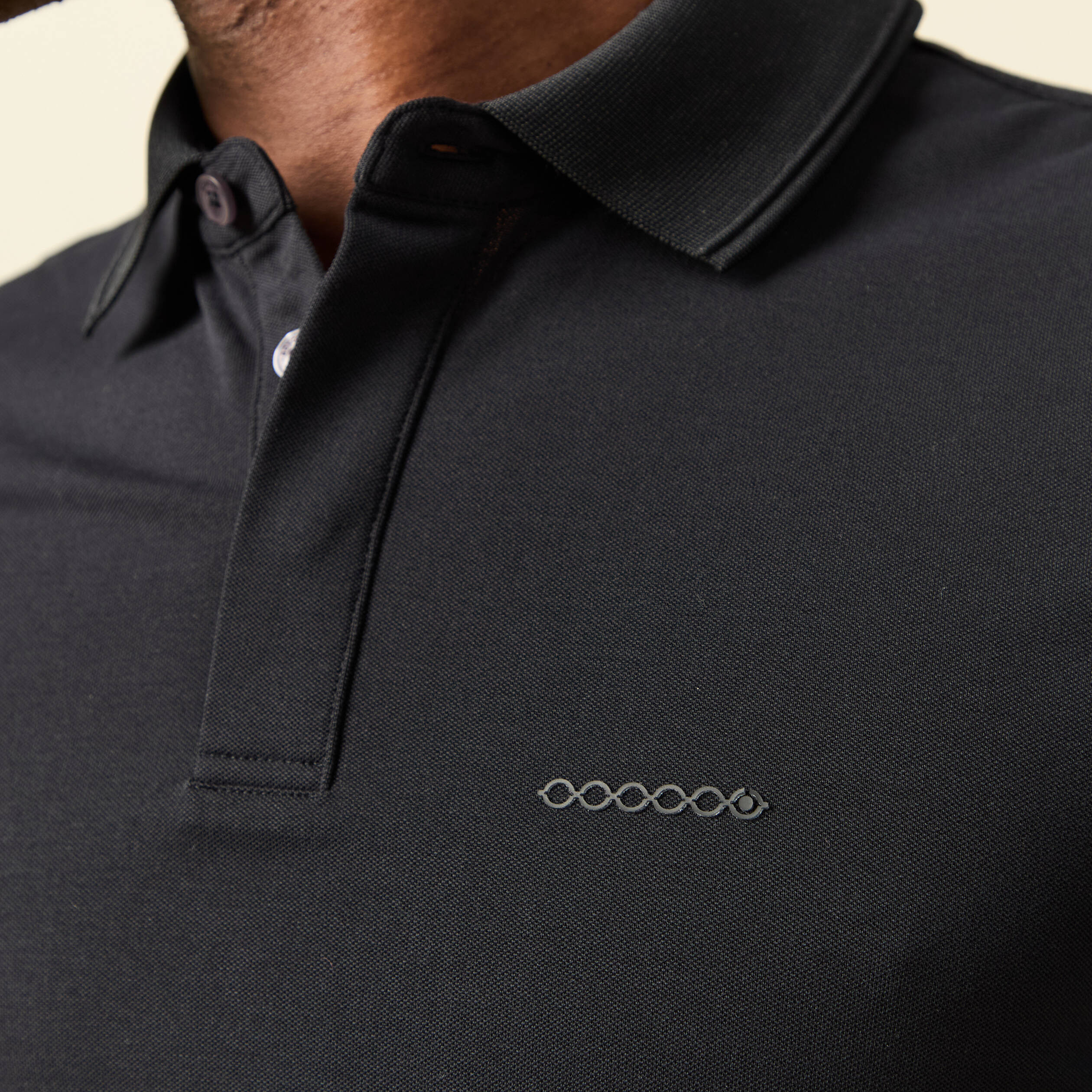 Polo cintr&eacute; manches courtes col polo noir homme