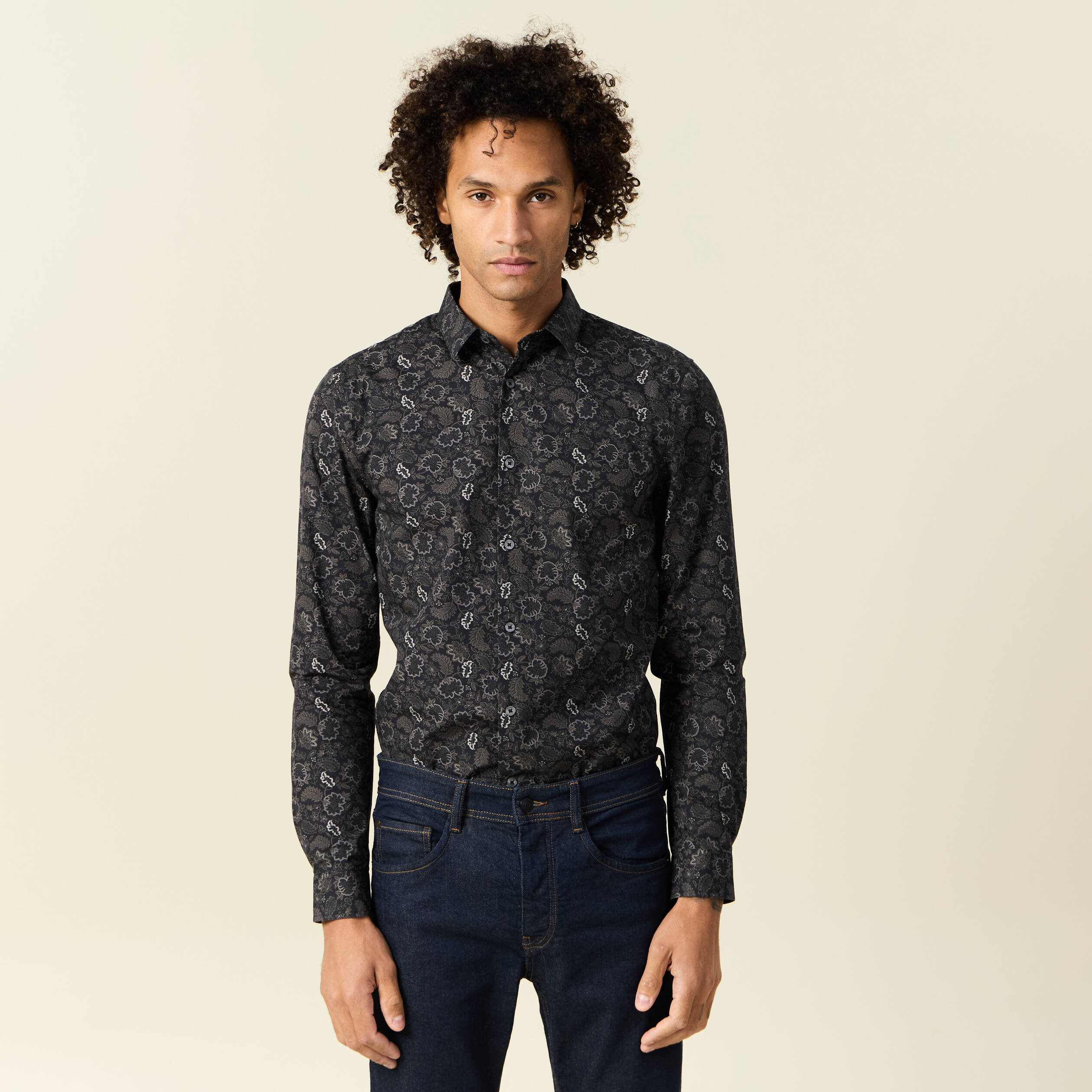 Chemise cintr&eacute;e en coton manches longues noir homme