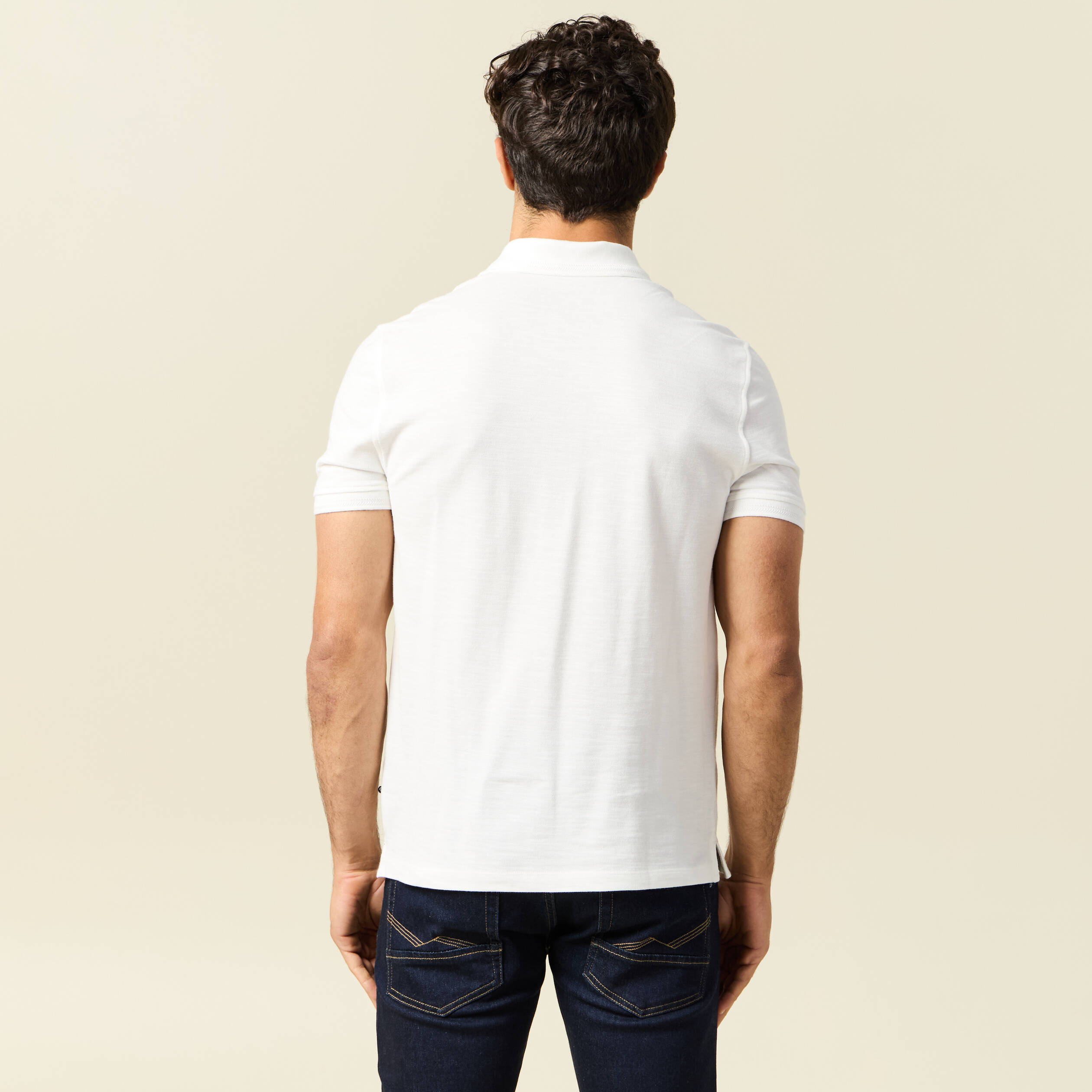 Polo cintr&eacute; manches courtes en coton ecru homme