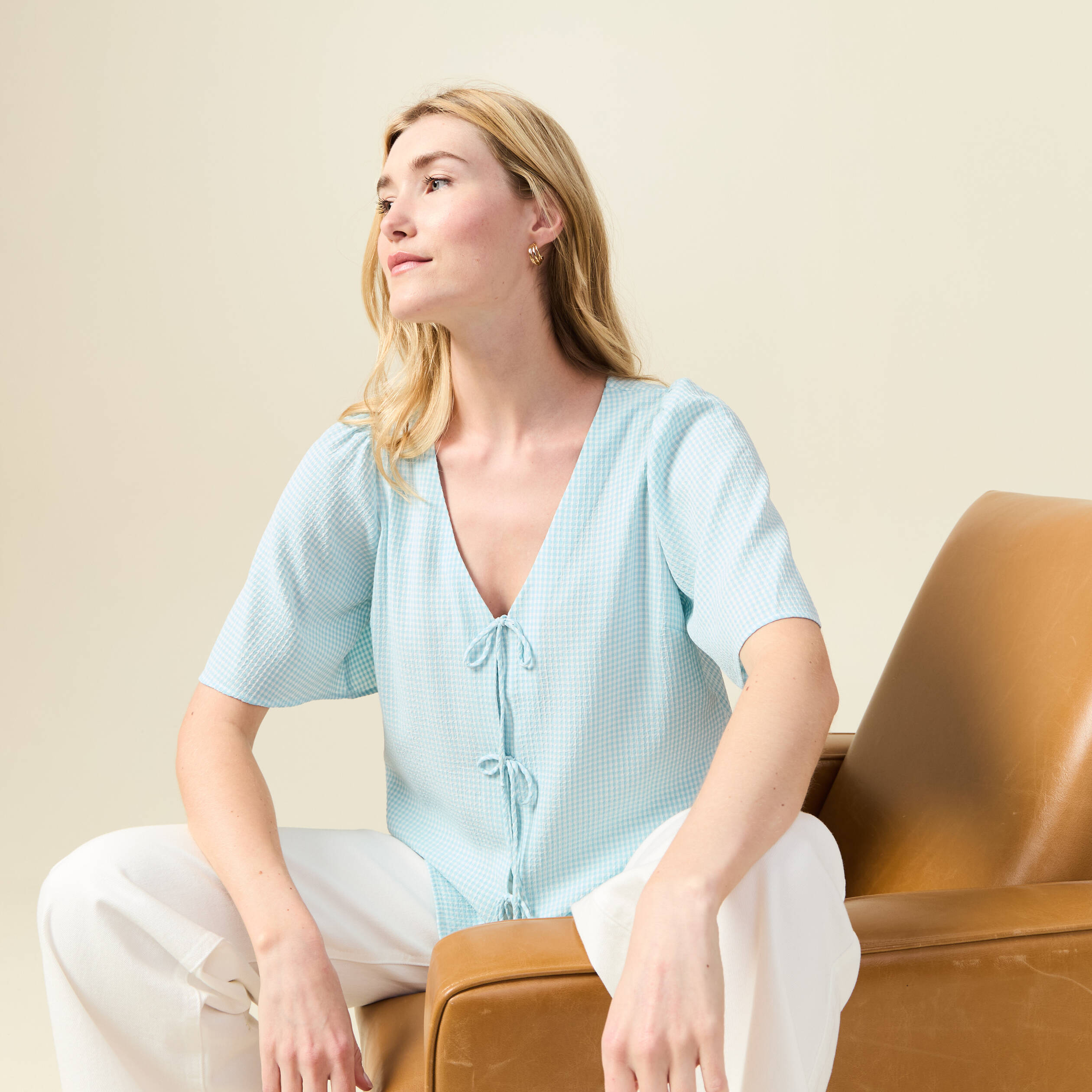 Blouse manches courtes nou&eacute;e bleu pastel femme