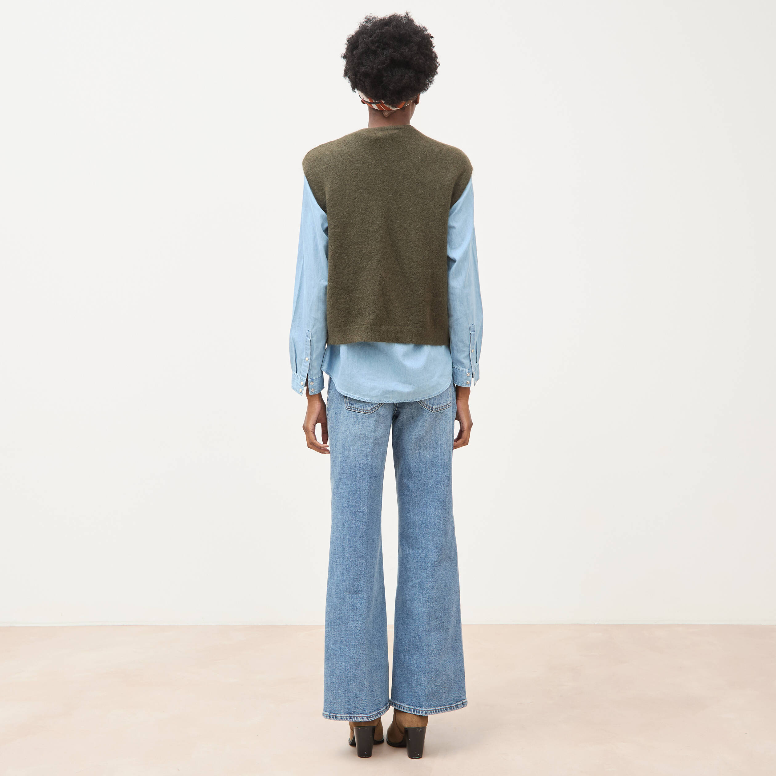 Pull droit court sans manches col rond vert olive femme