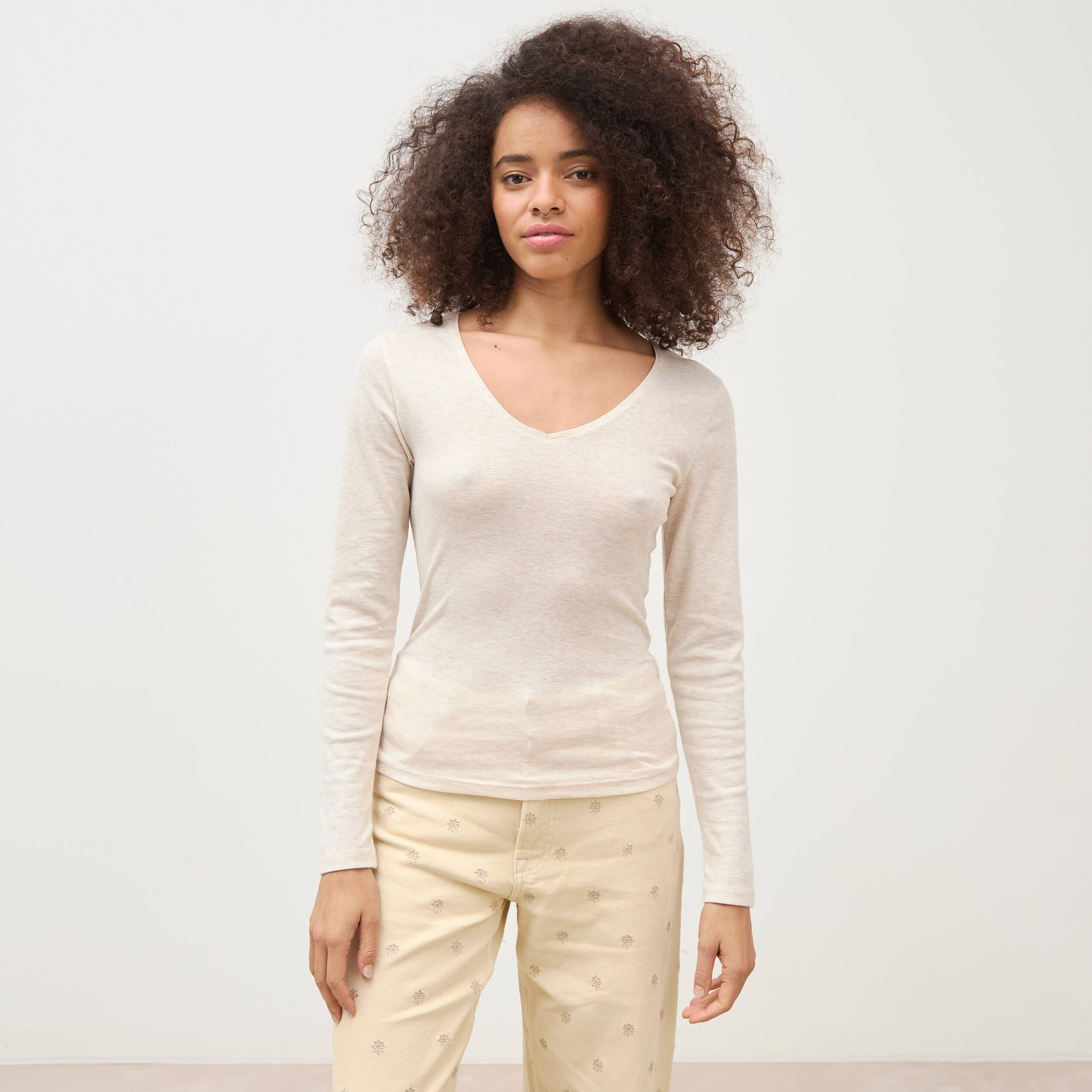 T-shirt cintr&eacute; col v manches longues beige femme