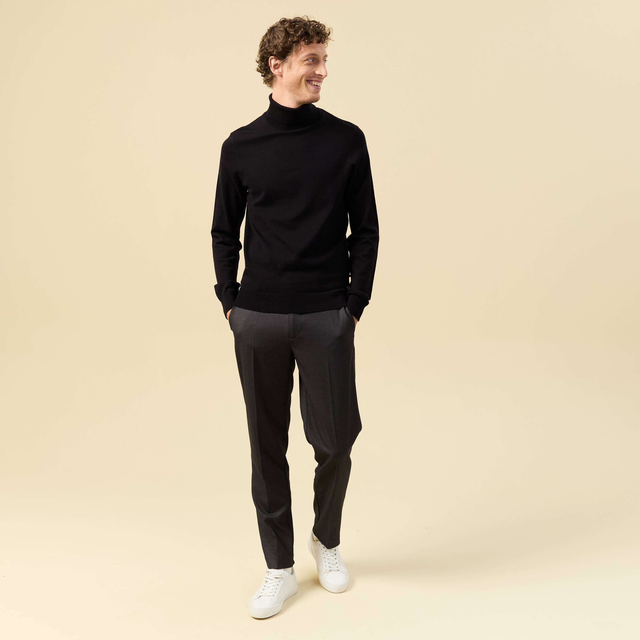Pull droit court manches longues noir homme