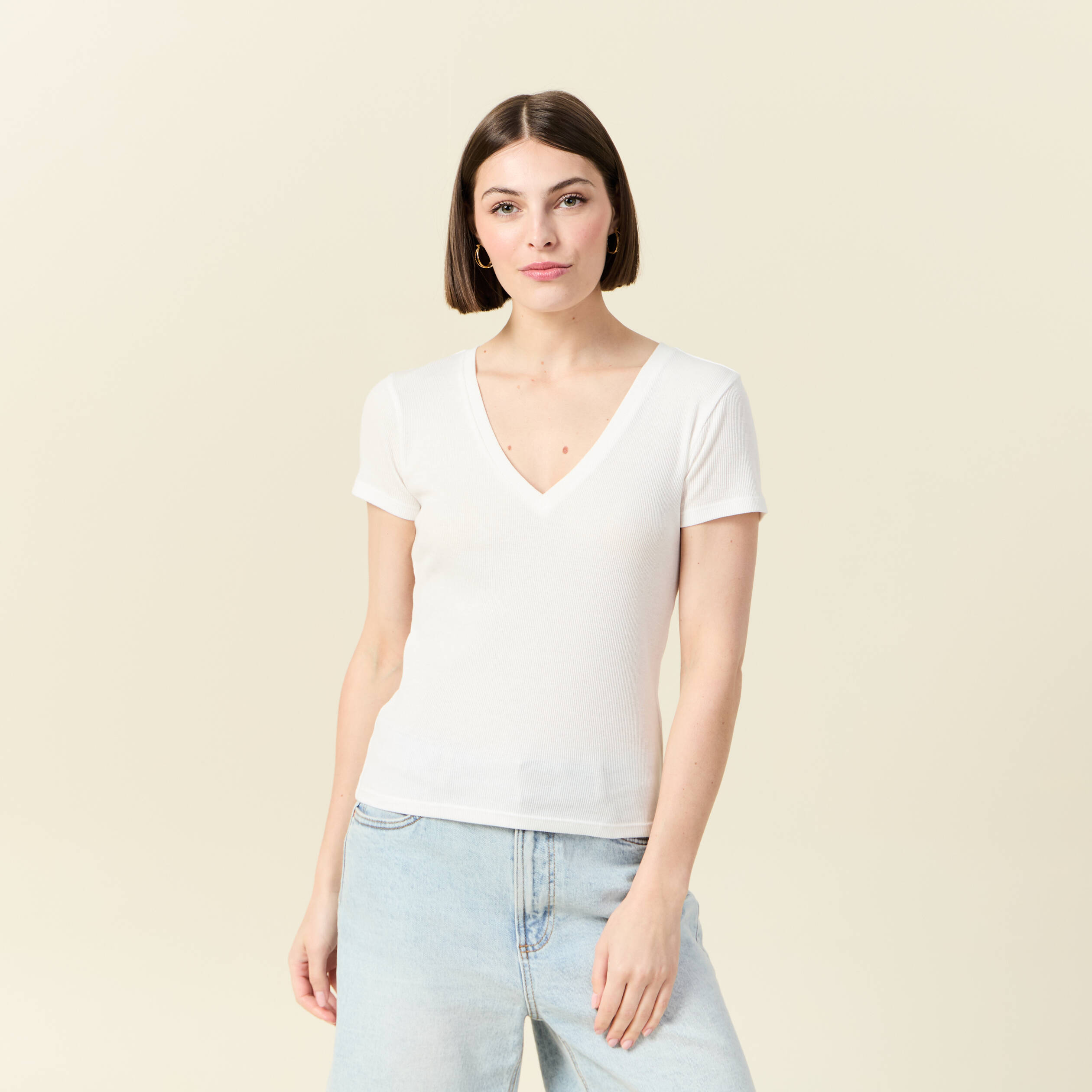 T-shirt ajust&eacute; col V manches courtes ecru femme