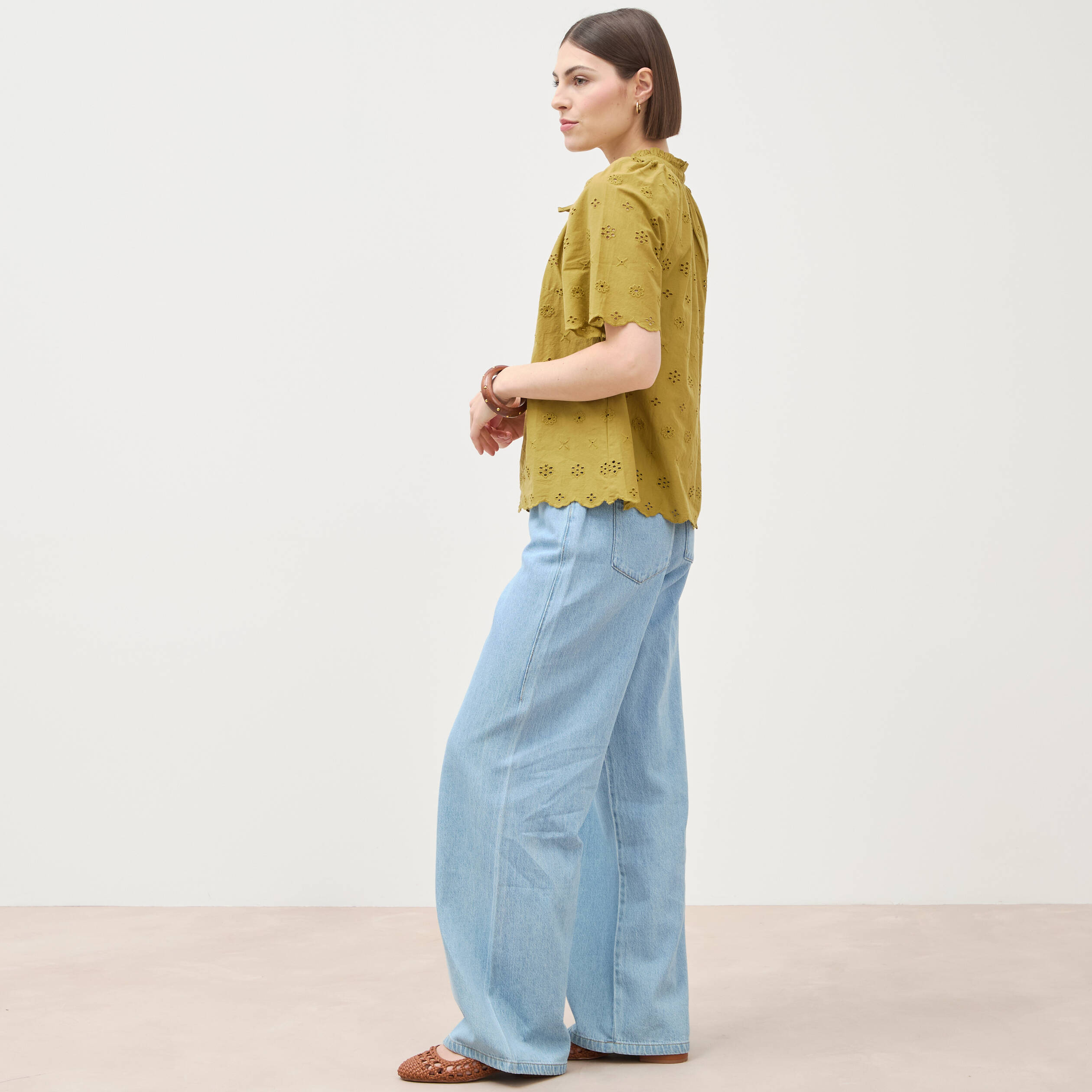 Blouse col v manches 3/4 en coton brod&eacute;e vert olive femme