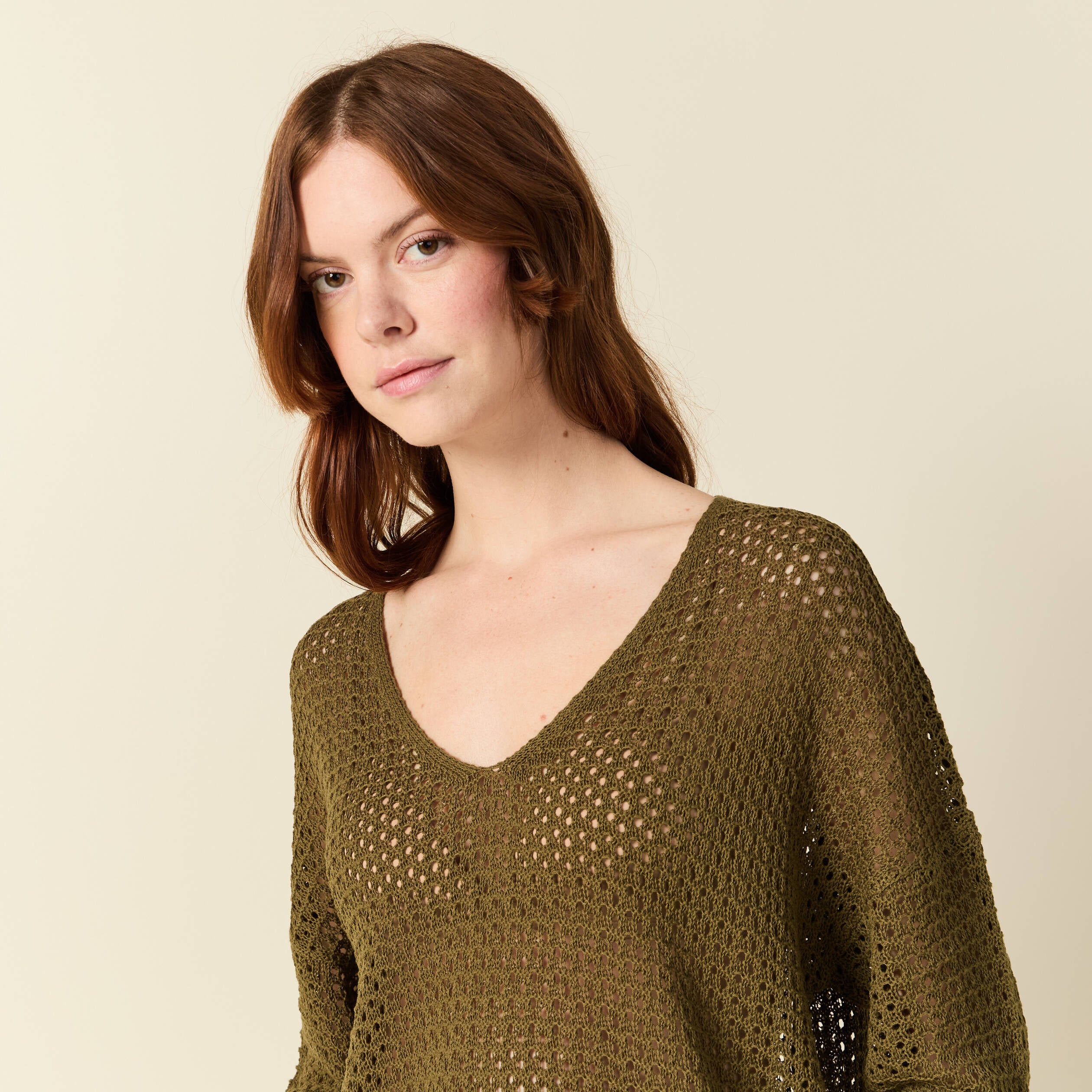 Pull ajour&eacute; col v manches 3/4 vert olive femme