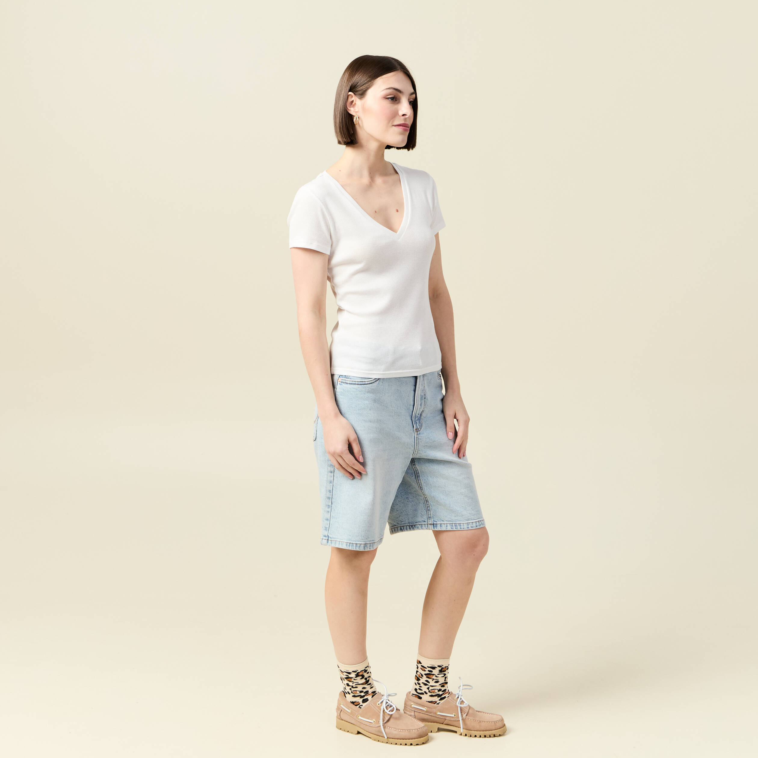 T-shirt ajust&eacute; col V manches courtes ecru femme