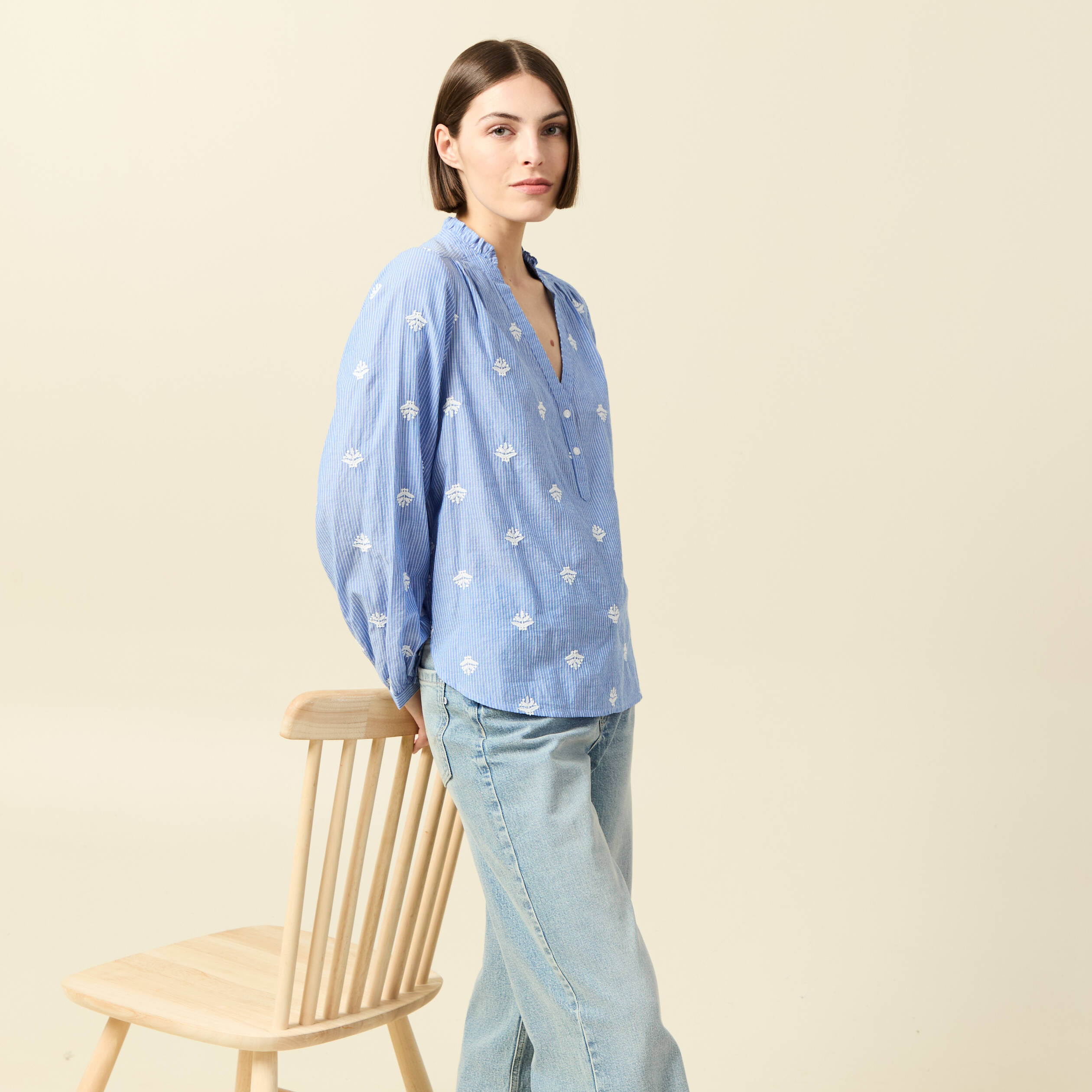 Blouse manches longues en coton brod&eacute; bleu gris femme