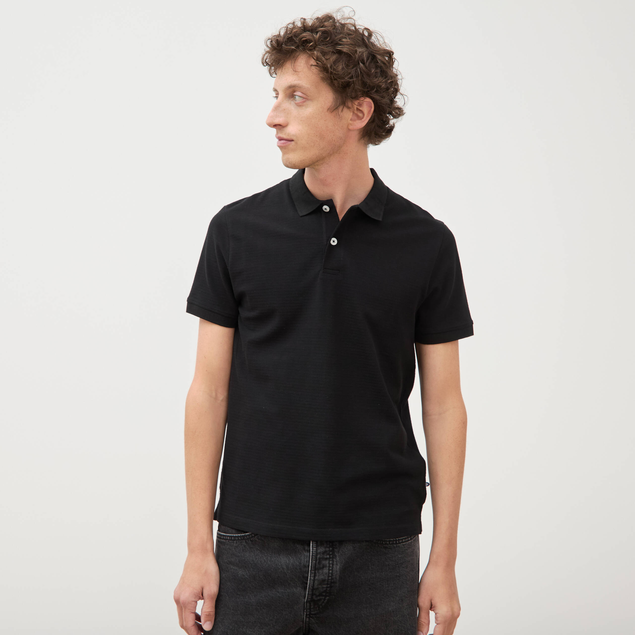Polo cintr&eacute; en coton manches courtes noir homme