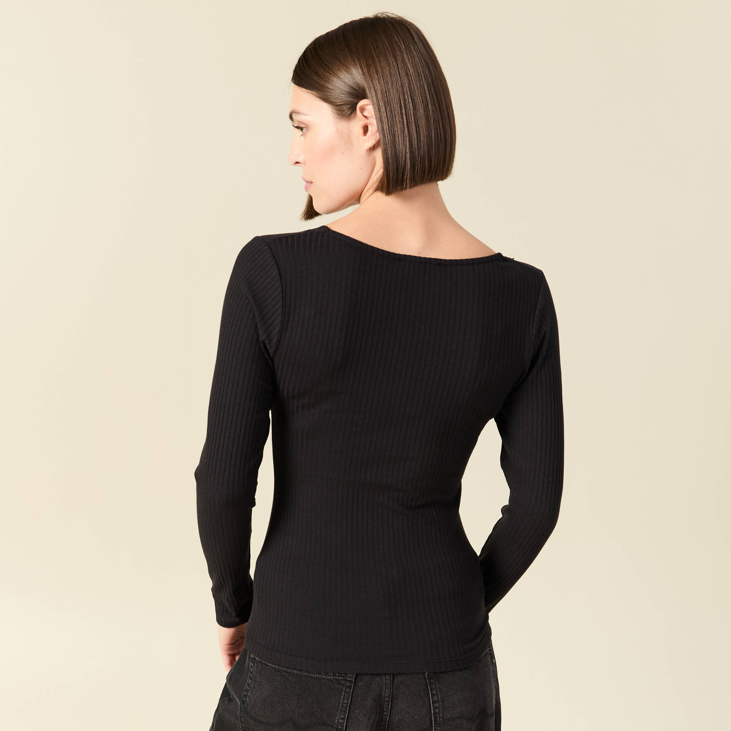 T-shirt cintr&eacute; col v dentelle noir femme