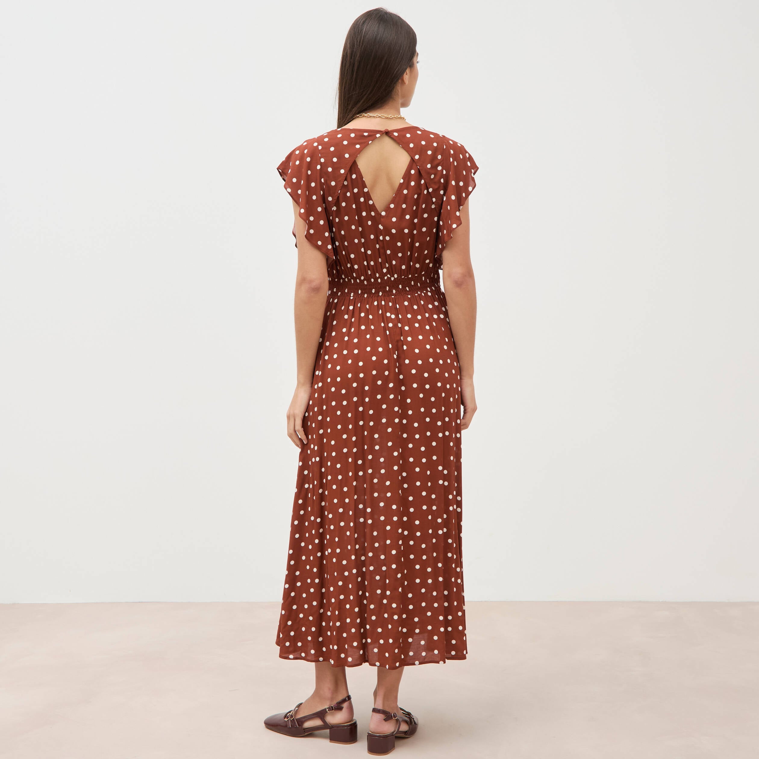 Robe longue &eacute;vas&eacute;e col v manches courtes marron cognac femme