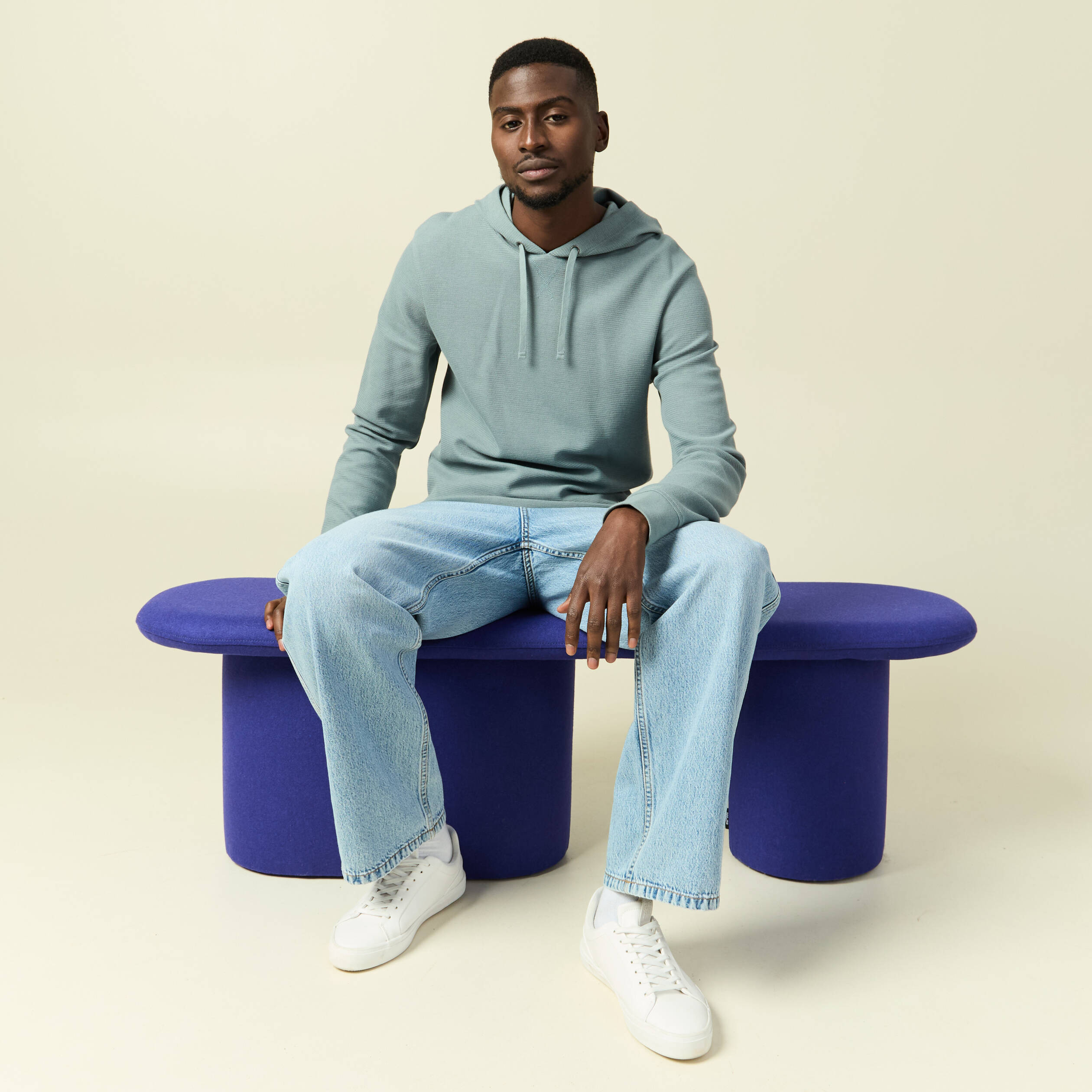 T-shirt &agrave; capuche bleu gris homme
