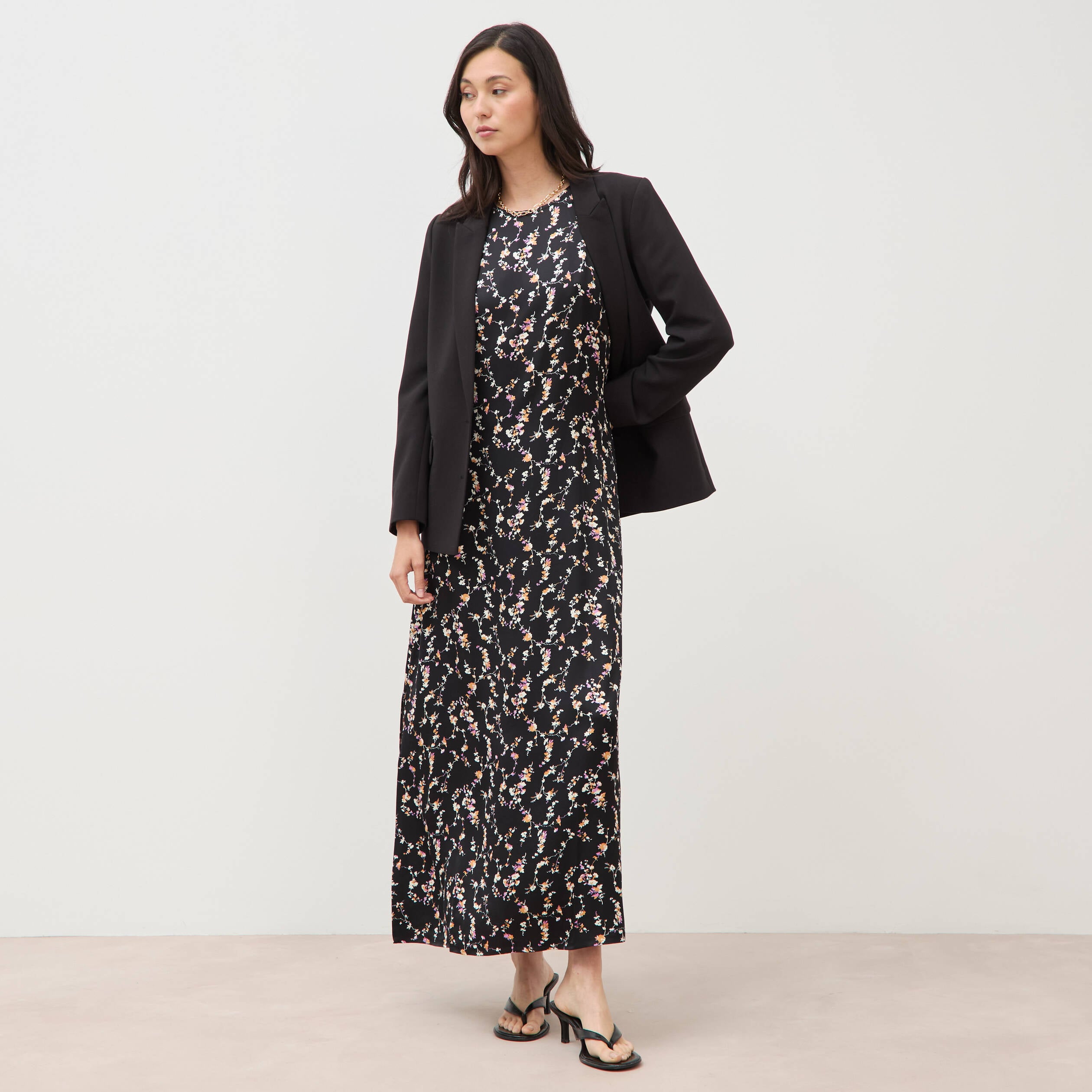 Robe longue droite sans manches col v noir femme