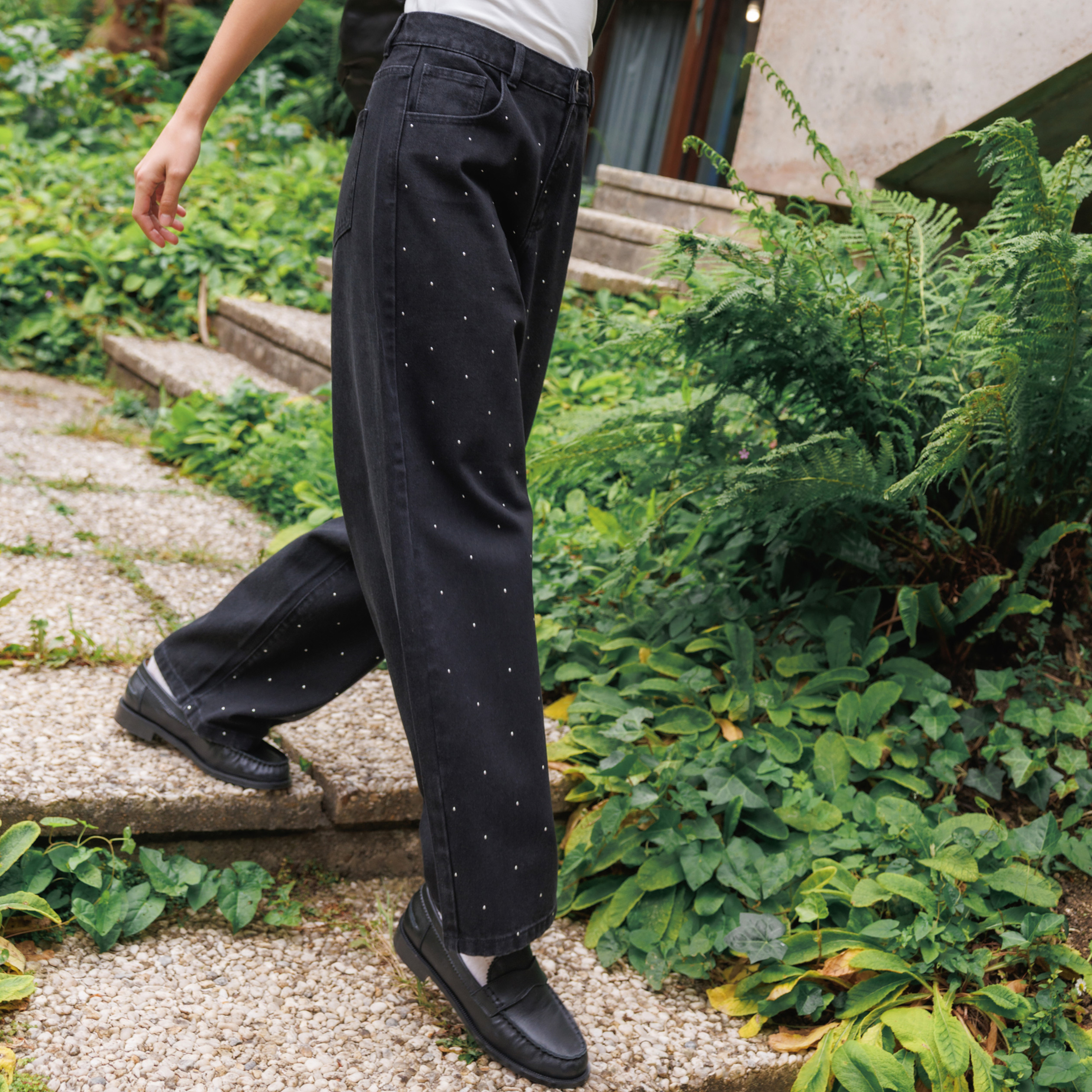Jeans ample d&eacute;tails clout&eacute;s denim noir femme