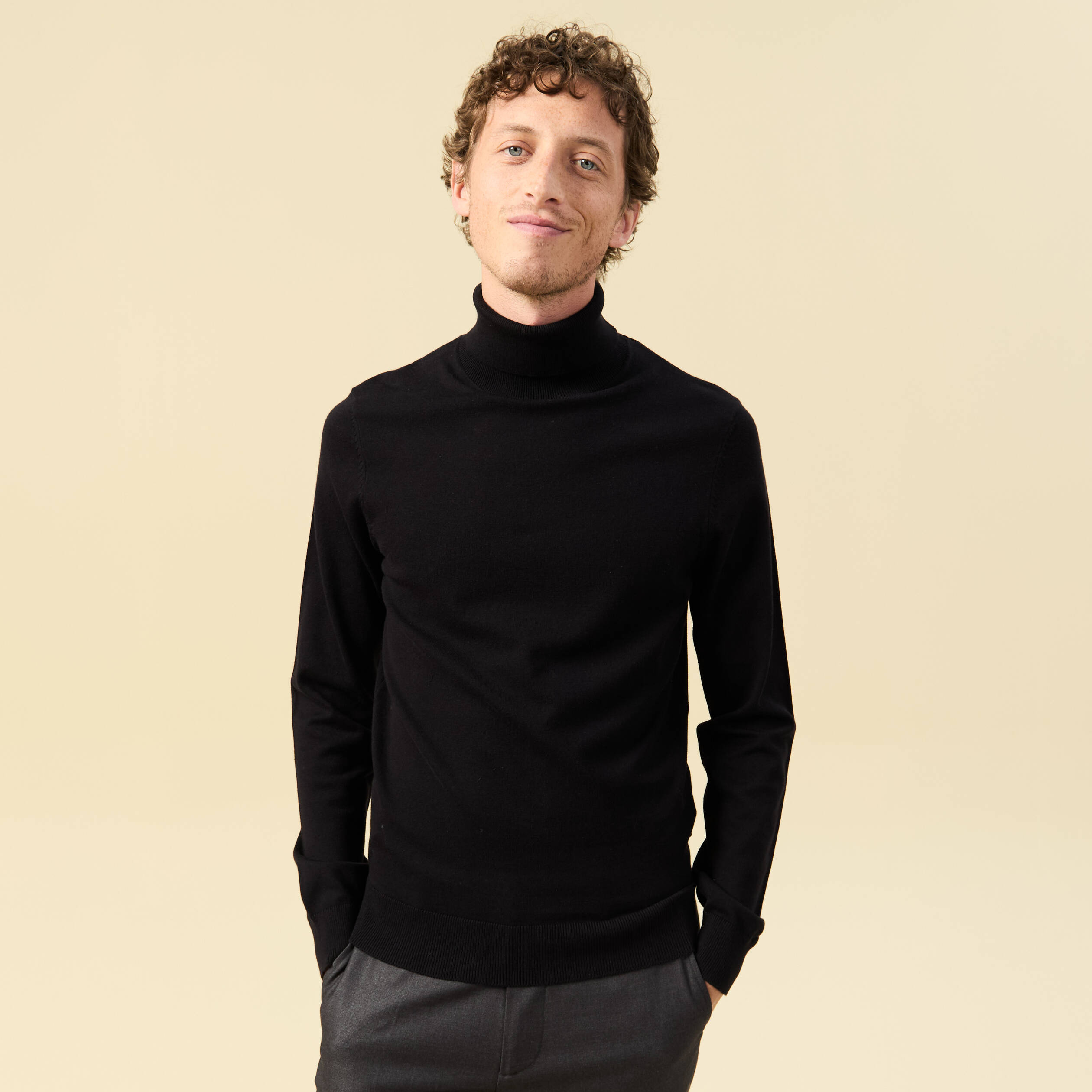 Pull droit court manches longues noir homme