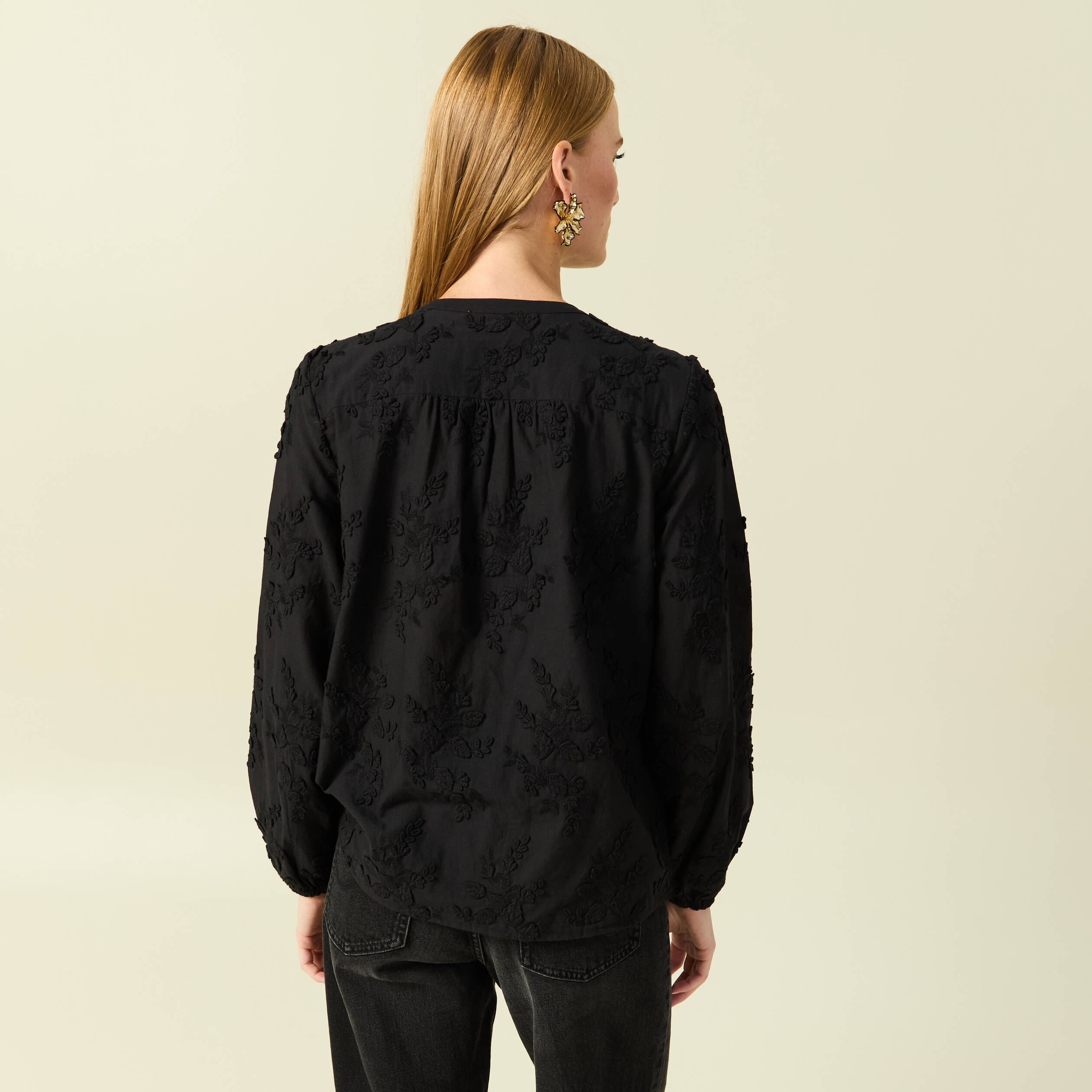 Chemise col rond manches longues brod&eacute;e noir femme
