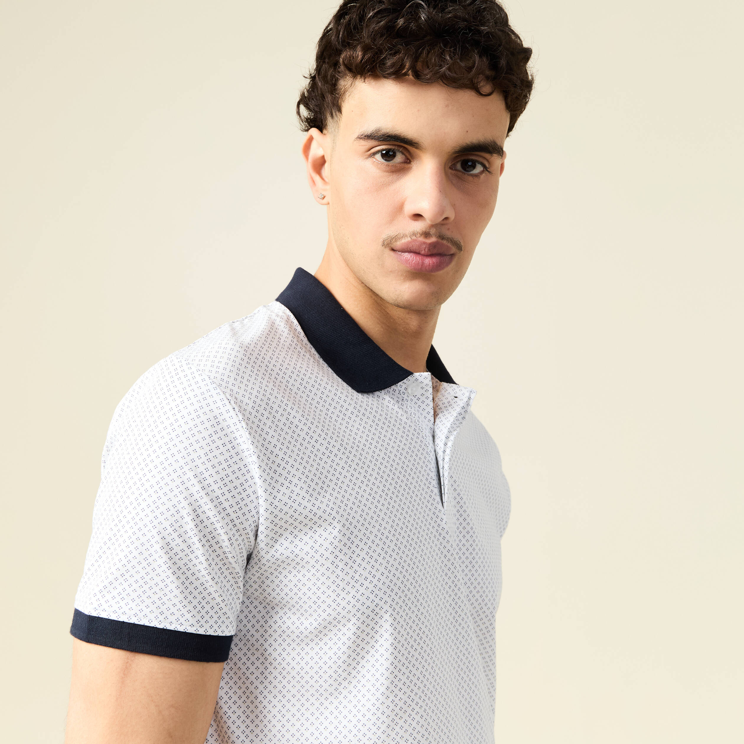 Polo cintr&eacute; en coton manches courtes vert olive homme