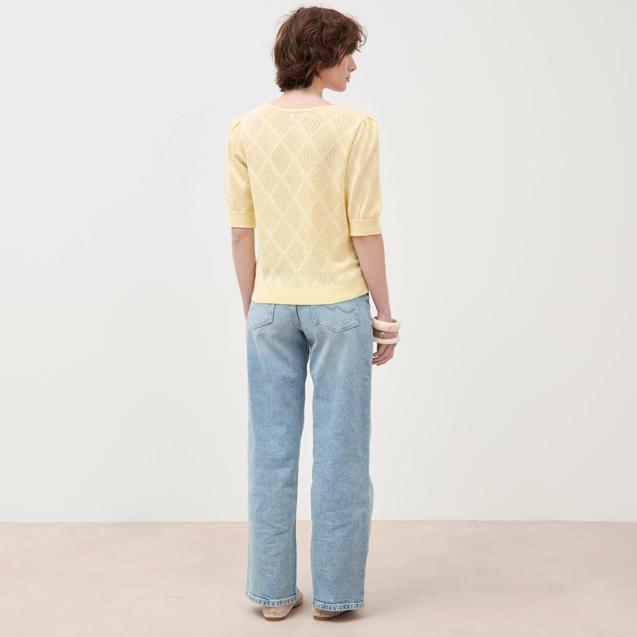 Pull ajour&eacute; droit court manches courtes jaune clair femme