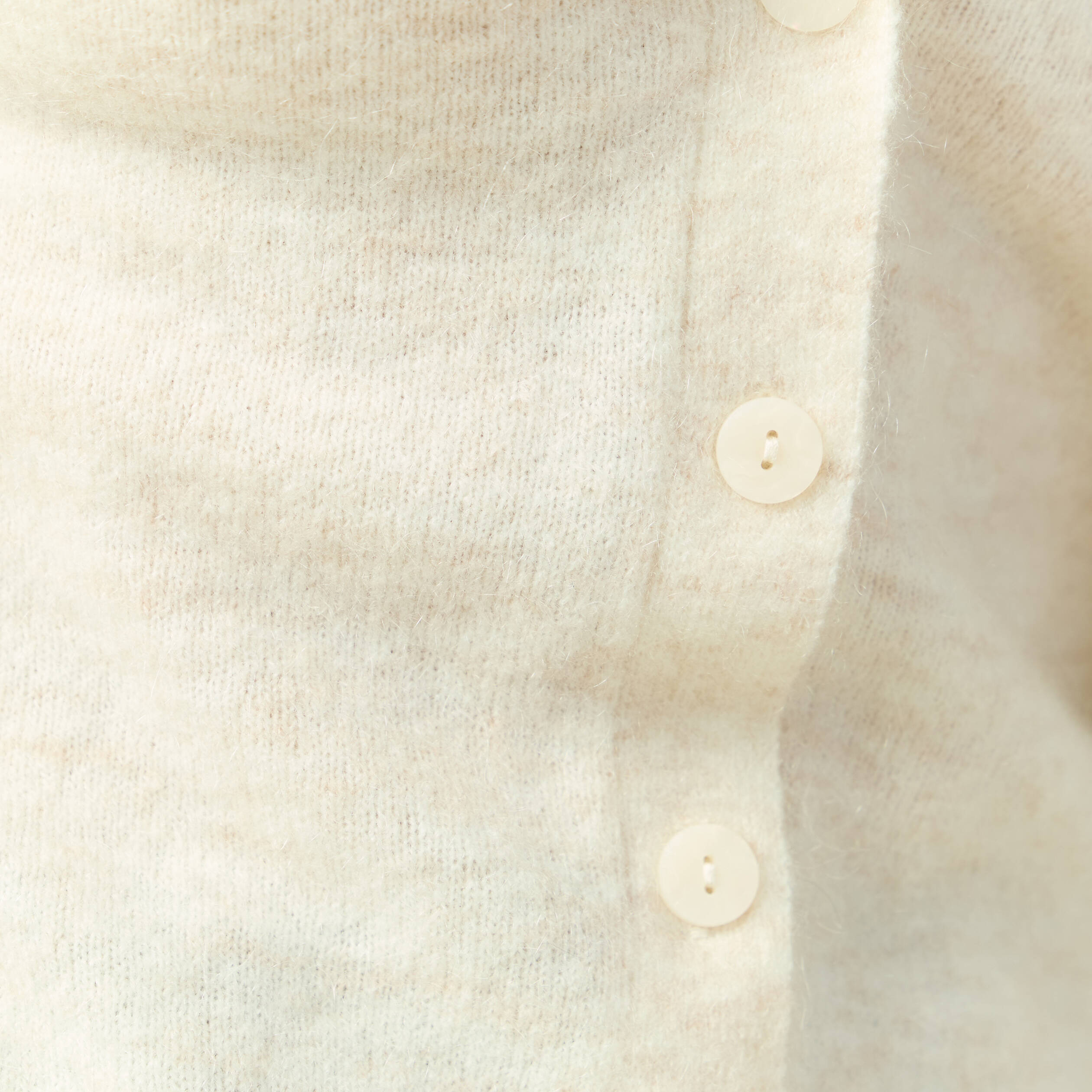 Gilet ajour&eacute; col V manches longues creme femme