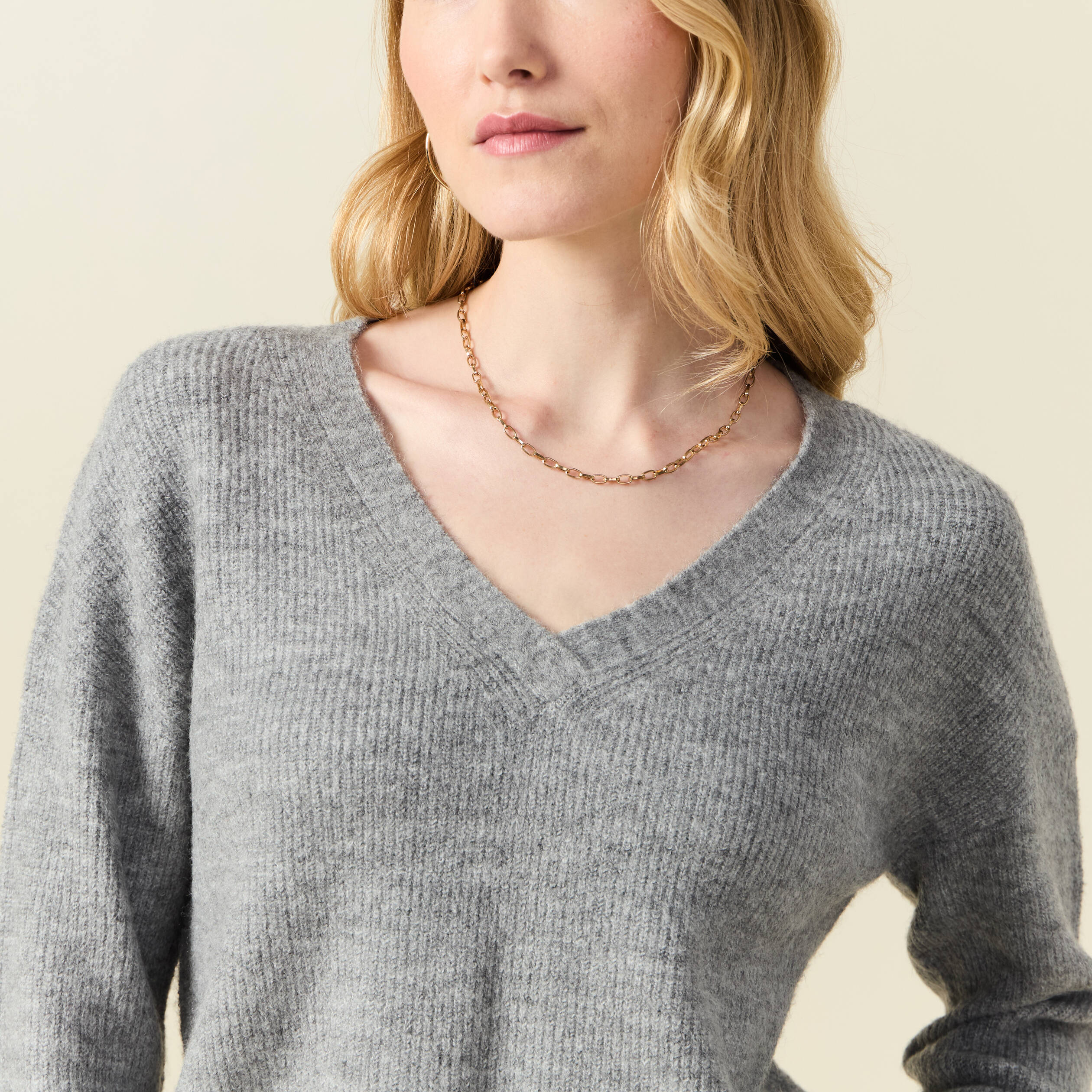 pull manches longues col en v gris clair femme Pull manches longues col en V gris clair femme