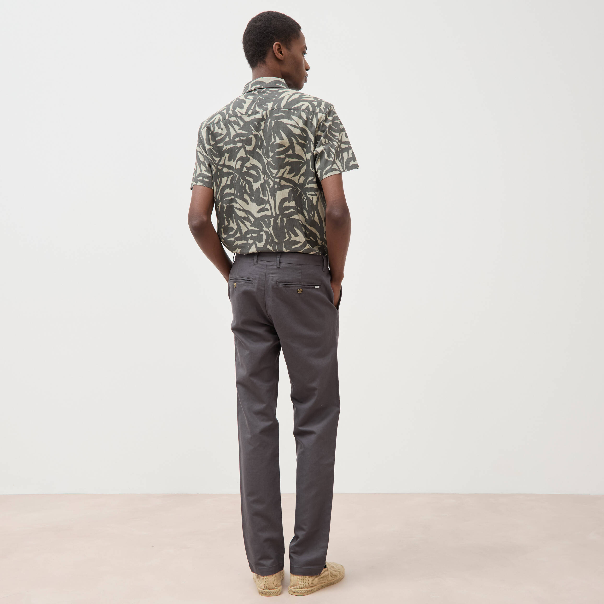 Pantalon chino gris fonc&eacute; homme