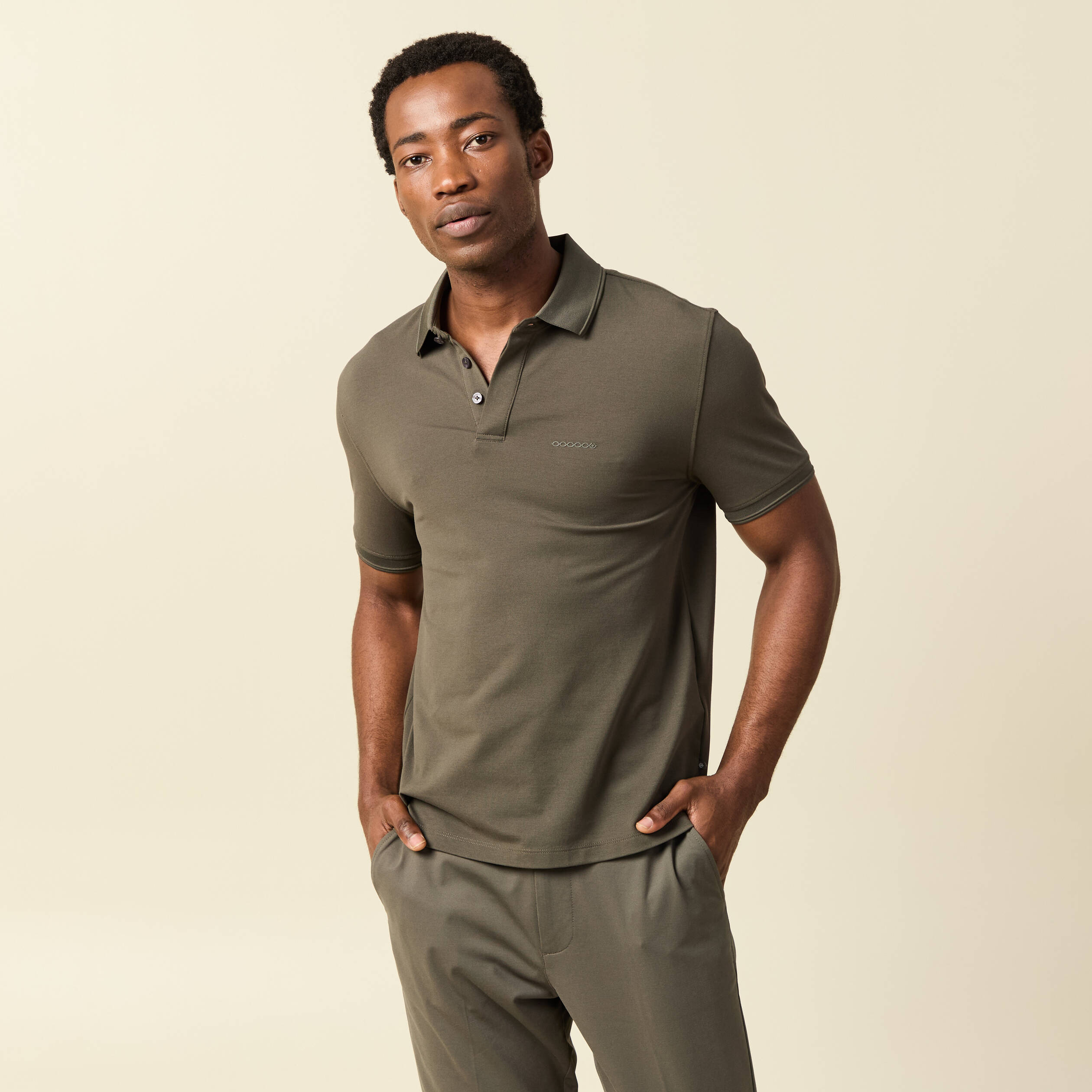 Polo cintr&eacute; manches courtes col polo vert fonc&eacute; homme